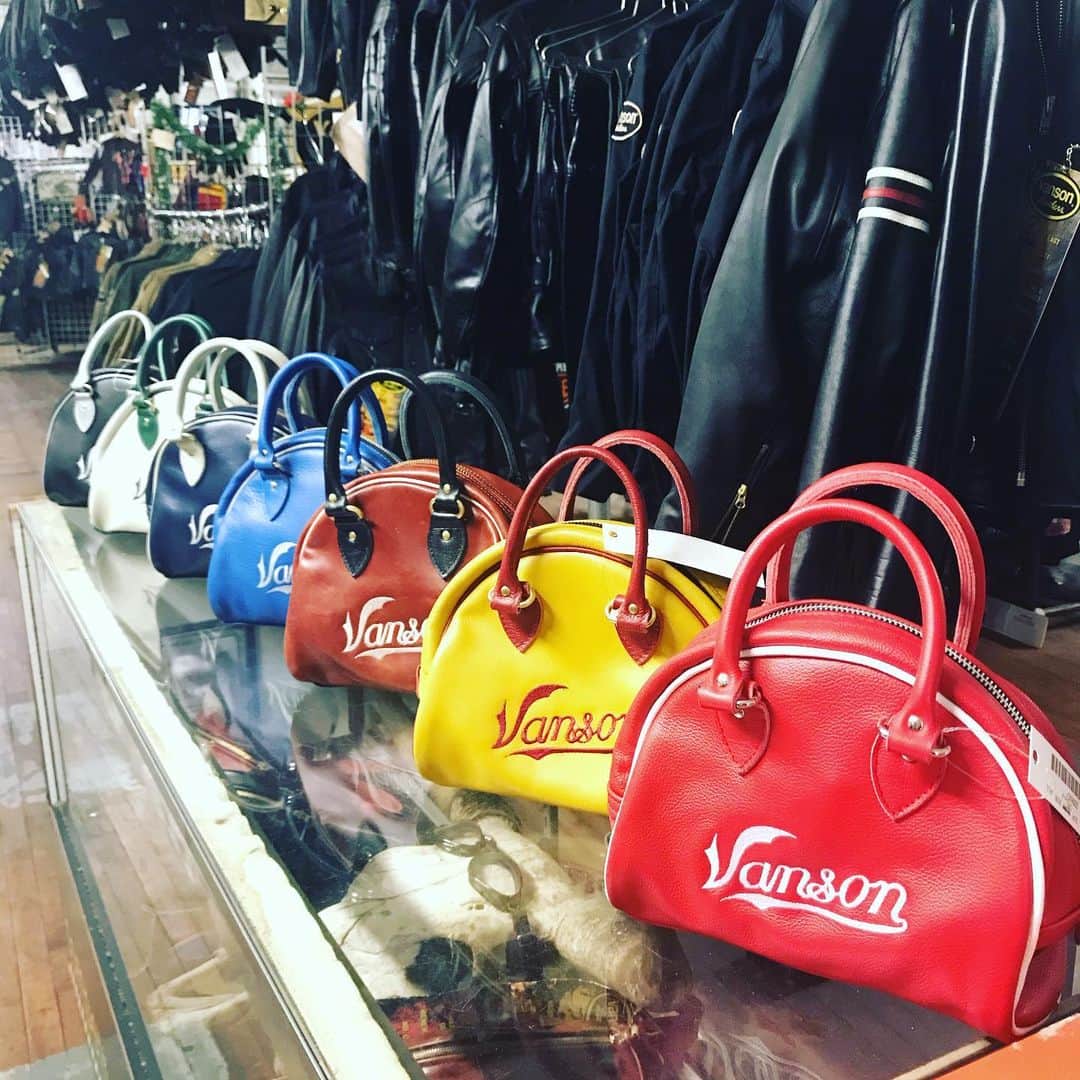 バンソンさんのインスタグラム写真 - (バンソンInstagram)「These #vvan #leatherbags are perfect if you’re Looking for that #lastminutegift  but want something  #special that will last for a #lifetime! Look how cute they are! To place your order, please call us at (508)678-2000 Thanks! #vansonleathers #vanson」12月12日 7時02分 - vansonleathers