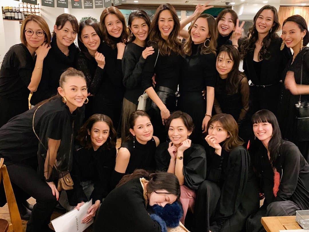 大出千尋のインスタグラム：「. 事務所の下半期合同誕生日会🎂🎂🎂 . 今年はマネージャーさん達が考えてくれた面白ゲームをチーム戦で戦ったりして、なかなか会えないモデルの皆やスタッフの皆さんと、今まで以上に盛り上がった誕生日会でした😆✨ . 優しく支えて下さる社長夫妻、担当マネージャーのなださん、マネージャーの皆さん、いつも本当にありがとうございます❣️ 年内のお仕事も全力で駆け抜けるぞー✨✨ . #チームイデア」