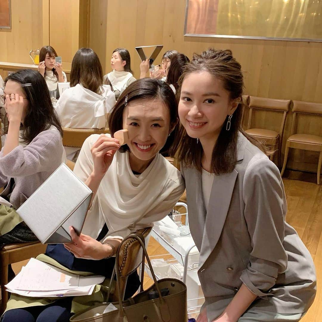 篠原菜月さんのインスタグラム写真 - (篠原菜月Instagram)「先日参加させていただいたOggi×美的party with LISSAGE✨﻿ 華やかな会場でホリデーシーンにぴったりのメイクを教えて頂きました🎄✨﻿ ﻿ 以前からLISSAGEのコスメが好きで洗顔やスキンケア、ファンデーションを愛用しています！﻿ 今回、ヘア&メイクアップアーティストの長井かおりさんのメイク講座で実際にリサージのスキンケアとコスメを使ってホリデーメイクにチャレンジしてみました！﻿ カラーメインテナイザーCIIのファンデーションはカバー力もあってツヤも出るので改めてお気に入りに👍✨﻿ ハイライトやチークの入れ方も勉強になりました。﻿ ﻿ メイクデモに出ていた美しい〜ライ @leiguoyue ちゃんと🥰❣️﻿ ﻿ お食事もクリスマスケーキもとっても美味しかったです！﻿ ﻿ ﻿ ﻿ @oggi_mag @lissage_official  #リサージ#カラーメインテナイザー#ツヤ肌#素肌美#ホリデーメイク#ビューティアップヴェイル#マルチパレット#雑誌oggi#oggiparty#美的#美的パーティ#TRUNKHOTEL#トランクホテル#ブティックホテル#boutiquehotel#cosmetics#skincare ﻿」12月12日 7時24分 - natsukishinohara