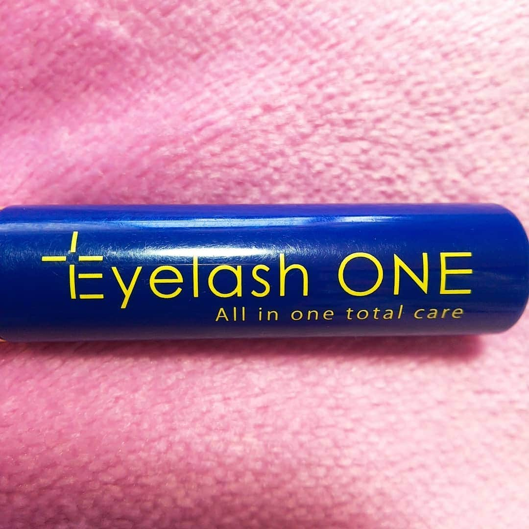 EyelashONEさんのインスタグラム写真 - (EyelashONEInstagram)「【まつげの陰もできる】 . 愛用者様の声を 紹介させていただきます。 . つけまつげなしでも自信がほしくて使っています。 . 伸びました！ つけまつげなくても まつげの陰ができるくらい増えましたよ。 . すっぴん寝顔までかわいくなりました！ . お泊まりデートも自信持てます！ . @eyelash_one_official #アイラッシュワン#アイラッシュ#まつ育美容液#まつ毛美容液#まつげ美容液#つけまつ毛#つけまつげ#まつ育#まつ育中#まつエク#マツエク#マツエクサロン#まつエク卒業#まつ毛#まつげ#まつ毛育毛剤#まつげエクステ#まつ毛カール#まつげパーマ#まつ毛パーマ#まぶた#目元#目元エステ#目元ケア#目元メイク#チップタイプ#美容液#まつ毛美容液すごい#まつげ美容液おすすめ#まつげ美人」12月12日 7時25分 - eyelash_one_official