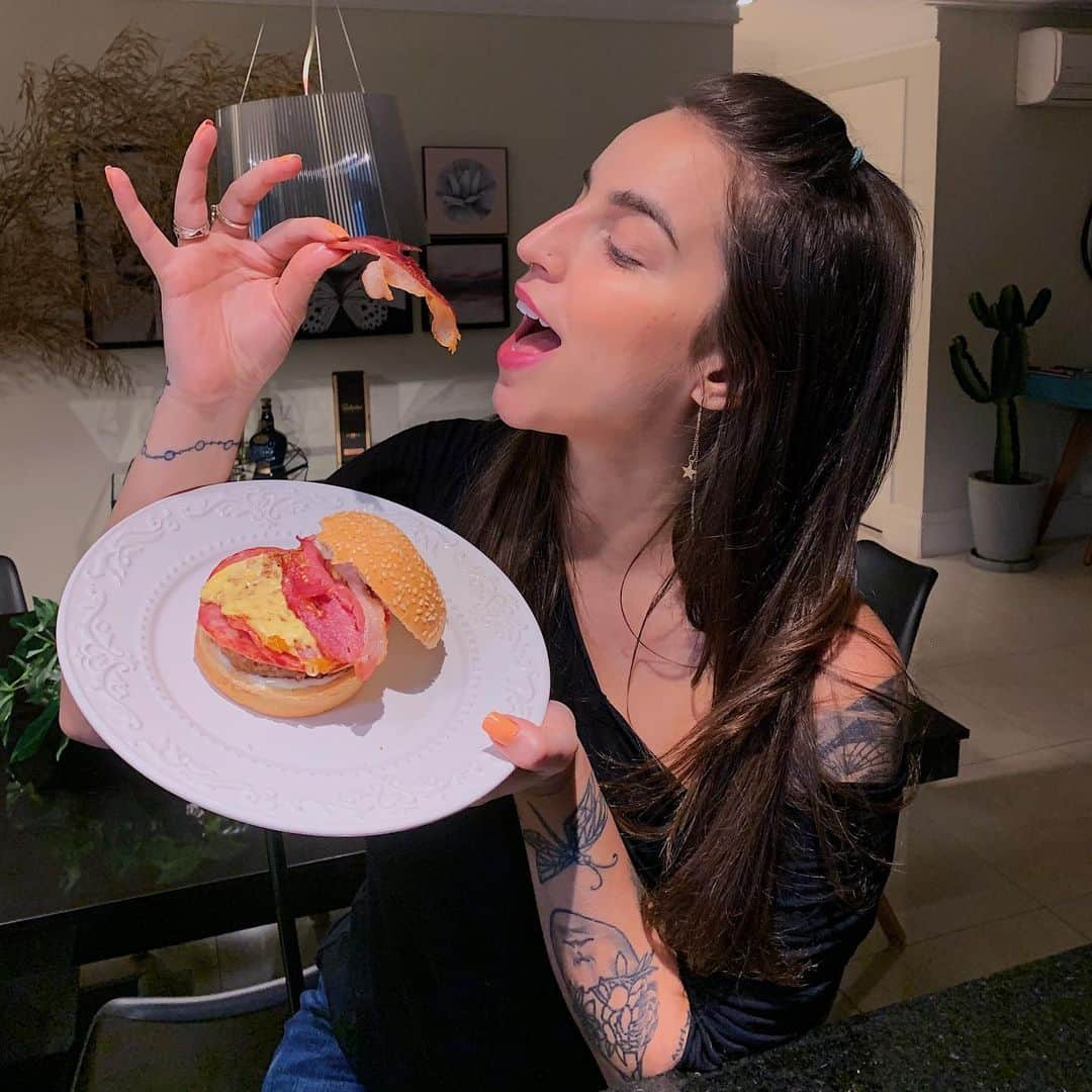 Bruna Unzuetaのインスタグラム：「Quem me acompanhou na preparação do jantar pro Lin? Gravei nos stories 😻 dei uma passada no supermercado porque tava morrendo de vontade de comer o bacon da @searagourmet 😋🥓🍴A nova linha de Bacon da Seara Gourmet traz o produto em cortes inovadores, como tablete, em cubos e até redondo (perfeito para hambúrguer, que foi o que usei também). Além disso, eles também lançaram o Double Smoked, um Bacon duplamente defumado e ainda mais delicioso. Para fazer esse hamburgão usei dois tipos de bacon da linha, porque Bacon Lover de verdade faz assim! Hahaha Corre pro supermercado, compre o formato que você quiser e compartilhe suas receitas comigo. @searabrasil #SearaGourmet #ad #SearaBaconLovers」