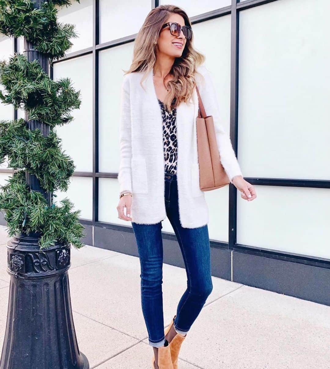 エラモスさんのインスタグラム写真 - (エラモスInstagram)「#Regram @pinterestingplans in Ella Moss jeans! Shop now at Nordstrom.com. ・・・ 40% off these boots (size up 1). Do you have a morning routine? I’m trying so hard to start one (with a 4 year old who is trying so hard to stop me 🥰). What do you do to start your day well?  Please comment below 🙏🏼! My xs cardigan is marked down, xs cami, jeans fit true to size.  @liketoknow.it #liketkit http://liketk.it/2I03v #LTKholidaystyle #LTKsalealert #LTKshoecrush」12月12日 7時40分 - ellamoss