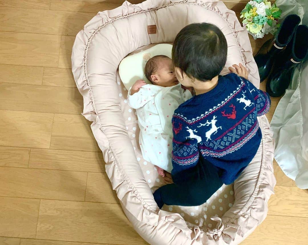 花田浩菜さんのインスタグラム写真 - (花田浩菜Instagram)「#赤ちゃん と#2歳児 のいる生活がスタート👶 女の子は結構お世話を焼いてくれるイメージだったけれど、息子の場合はどうかな？おうちに赤ちゃん一緒に帰ってきて嫌がったりしないかな？？💦とひたすら心配でしたが、 思った以上に愛が強くてちゅーしたりトントンしてたり、自分のお気に入りの車を貸してあげていたり😂今のところは見ているだけで癒される…👶❤️親が思っている以上に子供は成長して分かっているんですね。まあこれから赤ちゃん返りするだろうとも思うけど😂 . . そして息子が小さい時はリビングでの居場所は頂き物のクーファンを使っていたのですが、譲ってしまったので下の子の昼間の居場所をどうしようかな？と思っていたのですが、、 ベビーグッズがたくさんのスウェーデンのサイト、 @babyshop で理想の#ベビーネスト を発見しおうちに呼びました✨ #BuddyandHope のもので、とても可愛くてすっぽり入って居心地も良さそう💕 息子も一緒に入って遊んだりできるくらいのサイズ感❤️移動も楽ちん！ 一緒に息子用に探してた#Hunter のキッズサイズの#レインブーツ も発見✨店舗で聞いた時、キッズは取り扱いないって言われて探してたからあって嬉しかった💕 . . #ベイビーショップ は日本未入荷の商品や北欧の可愛いベビー&キッズアイテムがたくさん😍今、ウィンターセールで最大６０%オフになる商品もあり、クリスマスプレゼントにも良さそうな可愛いグッズがたくさんでしたよ😊 https://jp.babyshop.com/ . . #2歳差 #2歳差兄妹 #赤ちゃんのいる生活 #子育てぐらむ #ベビーグッズ #新生児 #2歳2ヶ月 #男の子ママ #女の子ママ #12月生まれ #令和ベビー #babyshop # ベイビーショップ  #buddyandhope #hunter #babyshopwintersale #ig_oyabakabu #happy #happydays」12月12日 7時53分 - hanadahirona