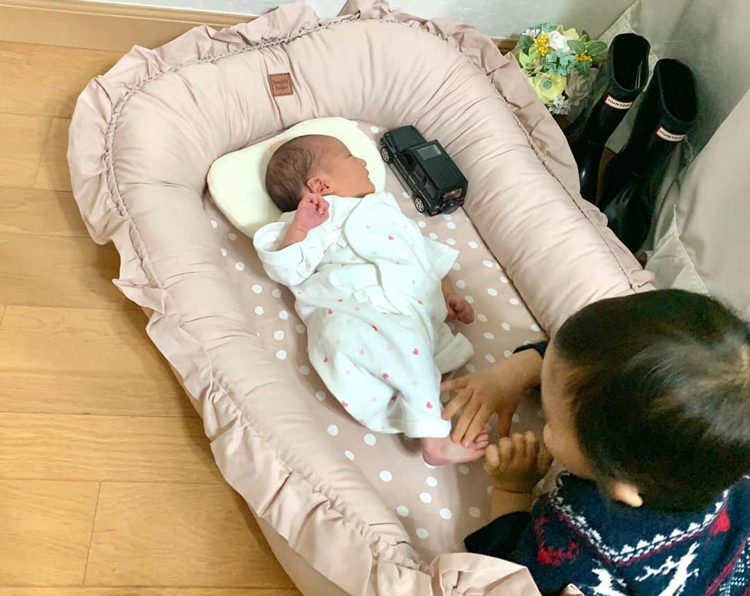 花田浩菜のインスタグラム：「#赤ちゃん と#2歳児 のいる生活がスタート👶 女の子は結構お世話を焼いてくれるイメージだったけれど、息子の場合はどうかな？おうちに赤ちゃん一緒に帰ってきて嫌がったりしないかな？？💦とひたすら心配でしたが、 思った以上に愛が強くてちゅーしたりトントンしてたり、自分のお気に入りの車を貸してあげていたり😂今のところは見ているだけで癒される…👶❤️親が思っている以上に子供は成長して分かっているんですね。まあこれから赤ちゃん返りするだろうとも思うけど😂 . . そして息子が小さい時はリビングでの居場所は頂き物のクーファンを使っていたのですが、譲ってしまったので下の子の昼間の居場所をどうしようかな？と思っていたのですが、、 ベビーグッズがたくさんのスウェーデンのサイト、 @babyshop で理想の#ベビーネスト を発見しおうちに呼びました✨ #BuddyandHope のもので、とても可愛くてすっぽり入って居心地も良さそう💕 息子も一緒に入って遊んだりできるくらいのサイズ感❤️移動も楽ちん！ 一緒に息子用に探してた#Hunter のキッズサイズの#レインブーツ も発見✨店舗で聞いた時、キッズは取り扱いないって言われて探してたからあって嬉しかった💕 . . #ベイビーショップ は日本未入荷の商品や北欧の可愛いベビー&キッズアイテムがたくさん😍今、ウィンターセールで最大６０%オフになる商品もあり、クリスマスプレゼントにも良さそうな可愛いグッズがたくさんでしたよ😊 https://jp.babyshop.com/ . . #2歳差 #2歳差兄妹 #赤ちゃんのいる生活 #子育てぐらむ #ベビーグッズ #新生児 #2歳2ヶ月 #男の子ママ #女の子ママ #12月生まれ #令和ベビー #babyshop # ベイビーショップ  #buddyandhope #hunter #babyshopwintersale #ig_oyabakabu #happy #happydays」