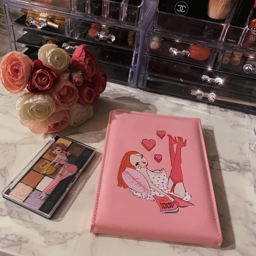 夢咲りおなさんのインスタグラム写真 - (夢咲りおなInstagram)「大好きなアーティストさんのミラーとアイシャドウ💕 かわいすぎるっっ🐰💖 やっぱりコスメパケがテンション上がるよね🥰 . . . . #美容#コスメ#メイク#メイク道具#可愛い#ピンク#foxyillustrations」12月12日 7時58分 - yumerio0906
