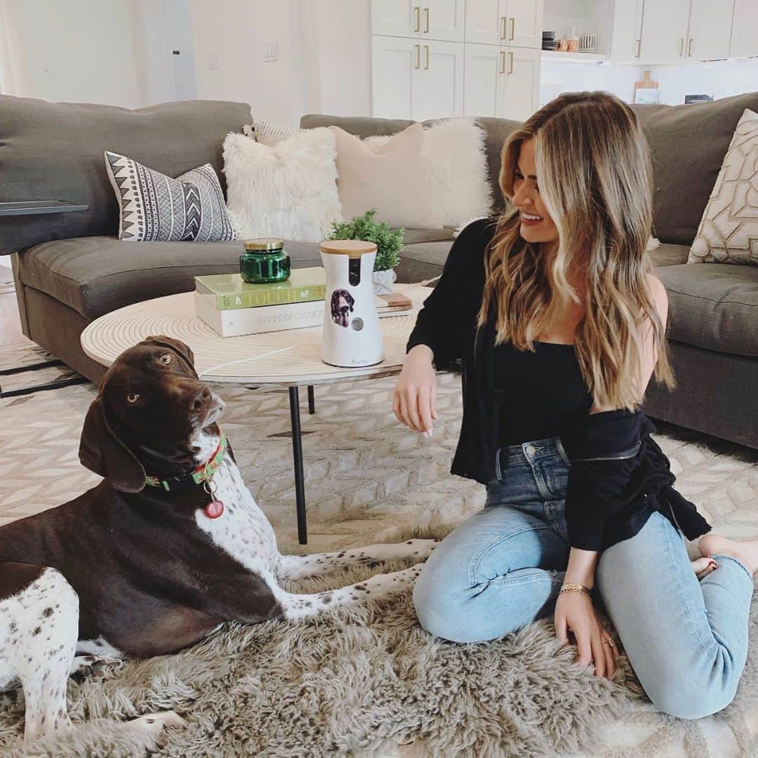 ジョジョ・フレッチャーのインスタグラム：「Anyone else like to stalk your dog and know what they are doing 24/7? 🤷‍♀️🙋‍♀️ We've been loving our @furbodogcamera full HD camera to see what Jackson is up to, checking in on him when we get barking alerts from Furbo Dog Nanny and even toss him treats to show some love while we're away! #ad This would be a great gift for the pups and parents in your life, we're obsessed! And you can save 40% today with the link in my bio! #CaughtonFurbo #FurboTreatTime」