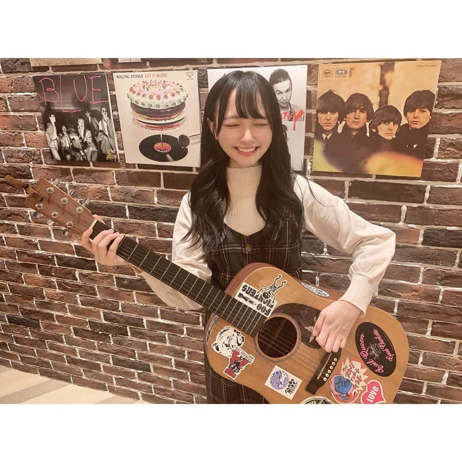 石田千穂さんのインスタグラム写真 - (石田千穂Instagram)「． SHOWROOMさんの会社がとても素敵でお洒落なギターが置いてあったので、持たせていただきました。 (ギターは全く出来ません、、) ． #SHOWROOM さん #STU48 #idol #石田千穂 #ootd #ワンピース #ニット #dazzlin #ギター #🎸」12月12日 8時05分 - chiho_ishida