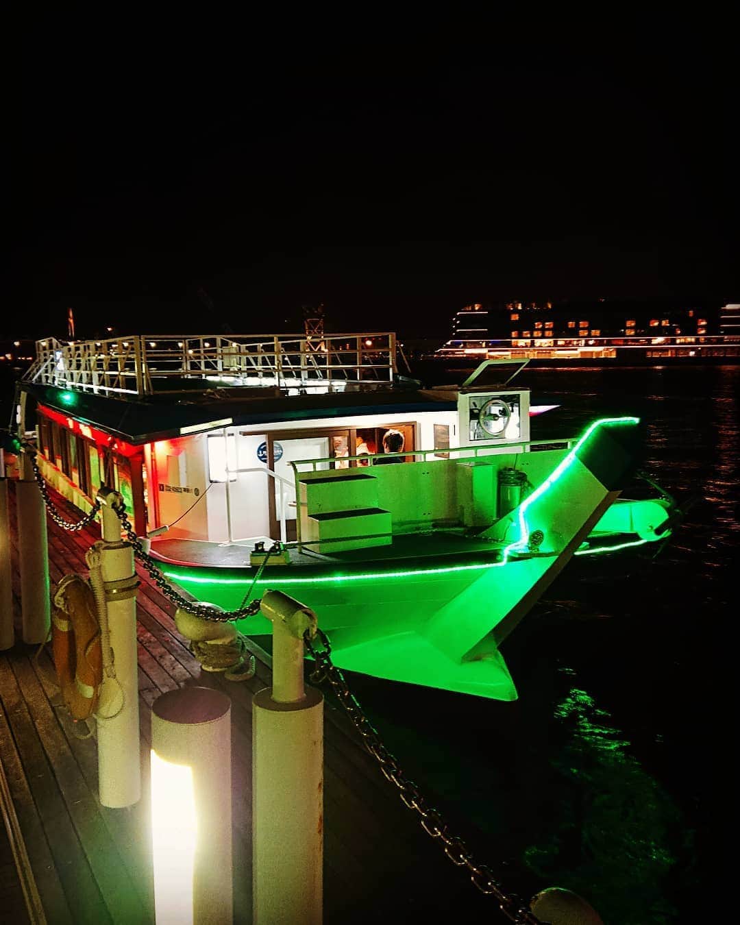 和田益典さんのインスタグラム写真 - (和田益典Instagram)「◆ 横浜６ . 2019/12/07 . この日乗った屋形船はコレ。 . . . #屋形船 #横浜 #港 #ヨコハマ #ハマ #船 #夜景 #海 #夜空 #夜 #スマホ撮影 #スマホ #景観 #景色 #緑色 #sea #porttown #ship #landscape #green #port #view #nightview #boat #smartphone #photostagram #photo #photography #yokohama #japan . .」12月12日 8時11分 - masunori_wada