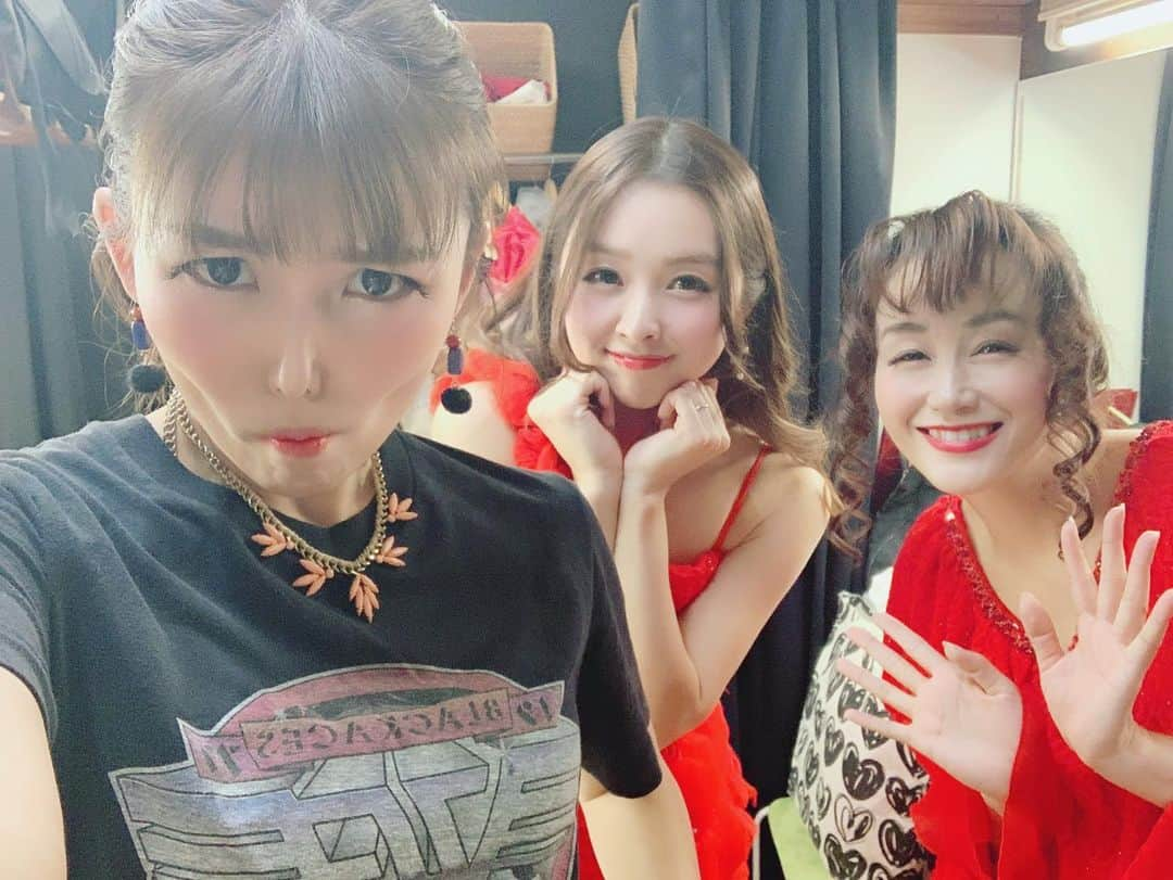 中村愛さんのインスタグラム写真 - (中村愛Instagram)「🎤♡ ・ ・ ・ #そっくり館キサラ ！今年ラストの出演でした✨ 哀川翔さんのモノマネの #あいかわい翔 さんと美女というくくり♡ ギリギリ出させてもらえたわw 女子だらけの楽屋はめちゃくちゃ楽しかった‼️ カメラアプリのせいで加工されすぎて似てないけど、キサラでははじめての若槻千夏さんのモノマネもしたよー(^^) #カブトムシがクリスマス仕様 来年もお願いします🤲 #ものまね #モノマネ」12月12日 8時12分 - nakamuramura_ai