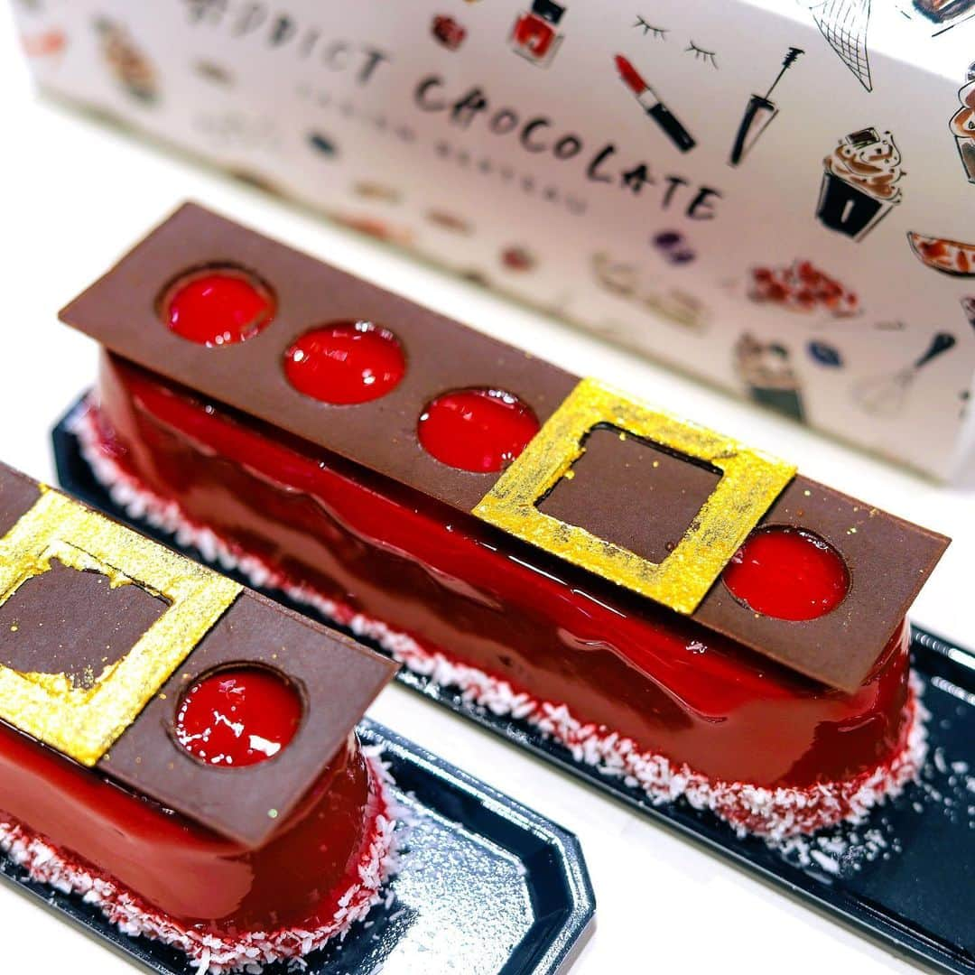 きょん。さんのインスタグラム写真 - (きょん。Instagram)「. .  AddictChocolate @addict_chocolate.fb  クリームチーズ × ビターチョコ、 クリスマス限定ケーキ “Noël"🎄 .  ファビアンベルトー の世界観を反映した サンタサンベルトー。  オープンして 1ヶ月と少し、 すっかり関西色に 染まってる。  #addictchocolate #osaka#chocolate #FabienBerteau」12月12日 19時09分 - kyon_tokiiro