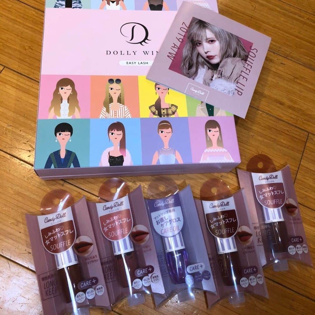 のインスタグラム：「益若つばさちゃん。 つーたんからプレゼントが届いたよん❤️ 前は独り占めできたけど、強敵、娘と取り合いでしたー‼️みんな可愛すぎて選ぶん大変😆💕 ・  #ハイヒールモモコ #👠 #👠🍑 #CHANEL #シャネラー #グルメ #益若つばさ ちゃん #コスメ」