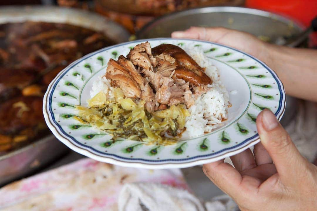 タイ国政府観光庁さんのインスタグラム写真 - (タイ国政府観光庁Instagram)「⠀ 【🇹🇭🍴本場で食べたいタイ料理🍴🇹🇭】⠀ ⠀ 毎週木曜日は、タイグルメ情報をお届け🍽️⠀ ⠀ 今回ご紹介するのは、カオ・カームー🐷⠀ カオ・カームーは、豚足をスパイスなどと一緒にトロトロになるまで煮込みご飯に乗せていただく、タイでは定番の屋台料理🍚🥢⠀ ⠀ コラーゲンたっぷりの豚足と、甘辛い煮込み汁、ご飯との相性が抜群🤤💕⠀ ⠀ #タイ #タイ料理 #タイ料理大好き #カオカームー #豚足 #屋台料理 #エスニック料理 #アジア料理 #こんなタイ知らなかった #もっと知りタイ #タイ旅行 #食べるの大好き #食べるの好きな人と繋がりたい #旅好きな人と繋がりたい #旅行好きな人と繋がりたい #タイグルメ #グルメ旅 #ご当地グルメ #thailand  #khaokhamoo  #streetfood #thaifood #thaifoodstagram #thaifoodie  #amazingthailand #thailandtravel #thailandtrip #thai #thaistagram #lovethailand」12月12日 19時05分 - amazingthailandjp