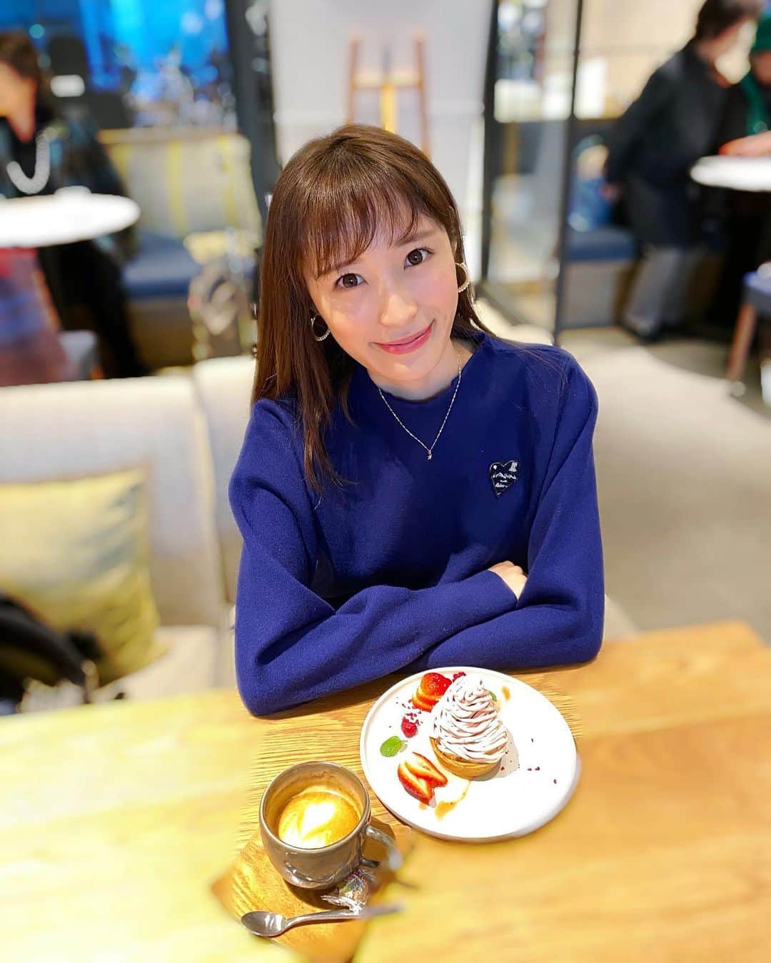 のインスタグラム：「⋆﻿ ⋆﻿ ginza sixでお茶🧁﻿ pierce&necklace: @naturali_jewelry  tops: #lanvinenbleu ﻿ ﻿ 最近は一帆(@ishidakazuho ) がディレクションしている﻿ @lpdgem.official のチークを愛用中です。﻿ ﻿ ベージュとラメありのピーチコーラルを重ね付けると﻿ さらに可愛い色🍑﻿ リップにしても体温ですぐに伸びてくれるから﻿ 使いやすいんだ〜 ﻿ そして、少量でびっくりするほどの発色❣️﻿ ナイスコスパです💭﻿ (初めてつけた時の動画で、思いの外ついて動揺を隠す私。しかも広範囲に塗っちゃって更に動揺。笑🥺)﻿ どちらもすぐに今時フェイスになる﻿ おすすめコスメ💕﻿ ﻿ #lapeaudegem #lpdgem #gemcosmetics #ginzasix #ラポドゥジェム #ジェムコスメ #チーク #ギンザシックス #カフェ #コスメ #冬コスメ #ママライフ﻿」