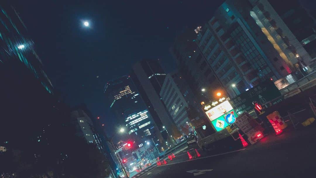 長田成哉のインスタグラム：「年の瀬に想う事は  我武者羅に進んできた。 自分は心が強いと思っていた20代。  心が強いのではなく「本当は弱いから、強くありたいと望んでいた」 という事に気づいた2019年の終わり。  それも込みで、「自分だ」と受け入れて、本当に強くなれる気がする 30代の始まり。  そんな事を想いながら撮った。」