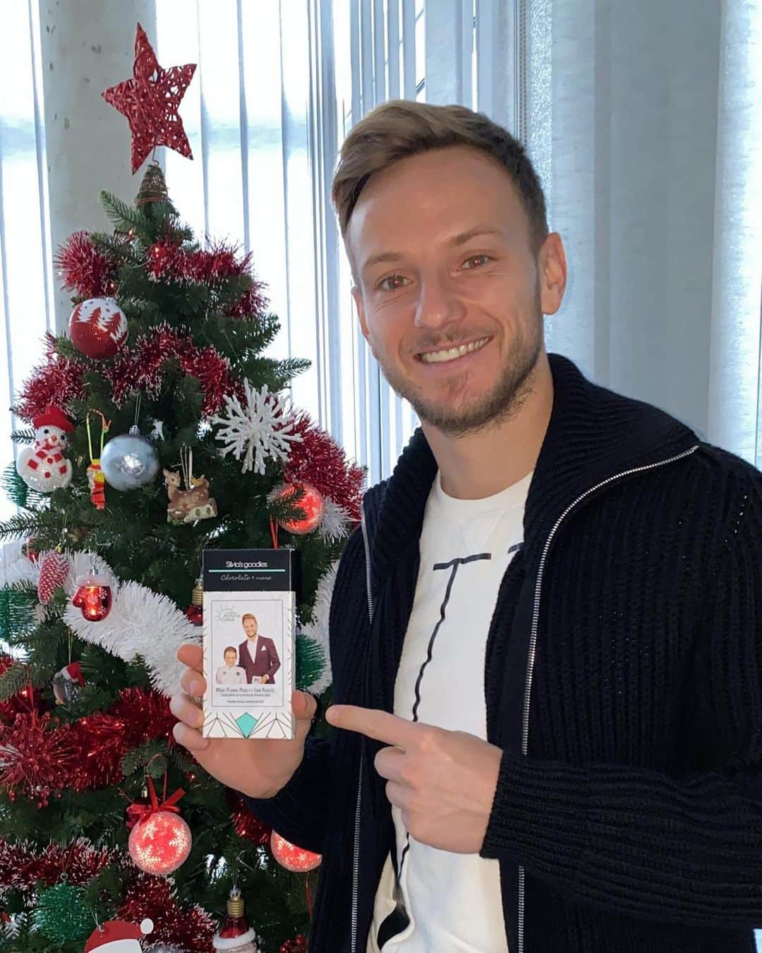 イヴァン・ラキティッチのインスタグラム：「Chocolate 🍫 navideño de @fundacionantoniocabre 😁👍 #querico」