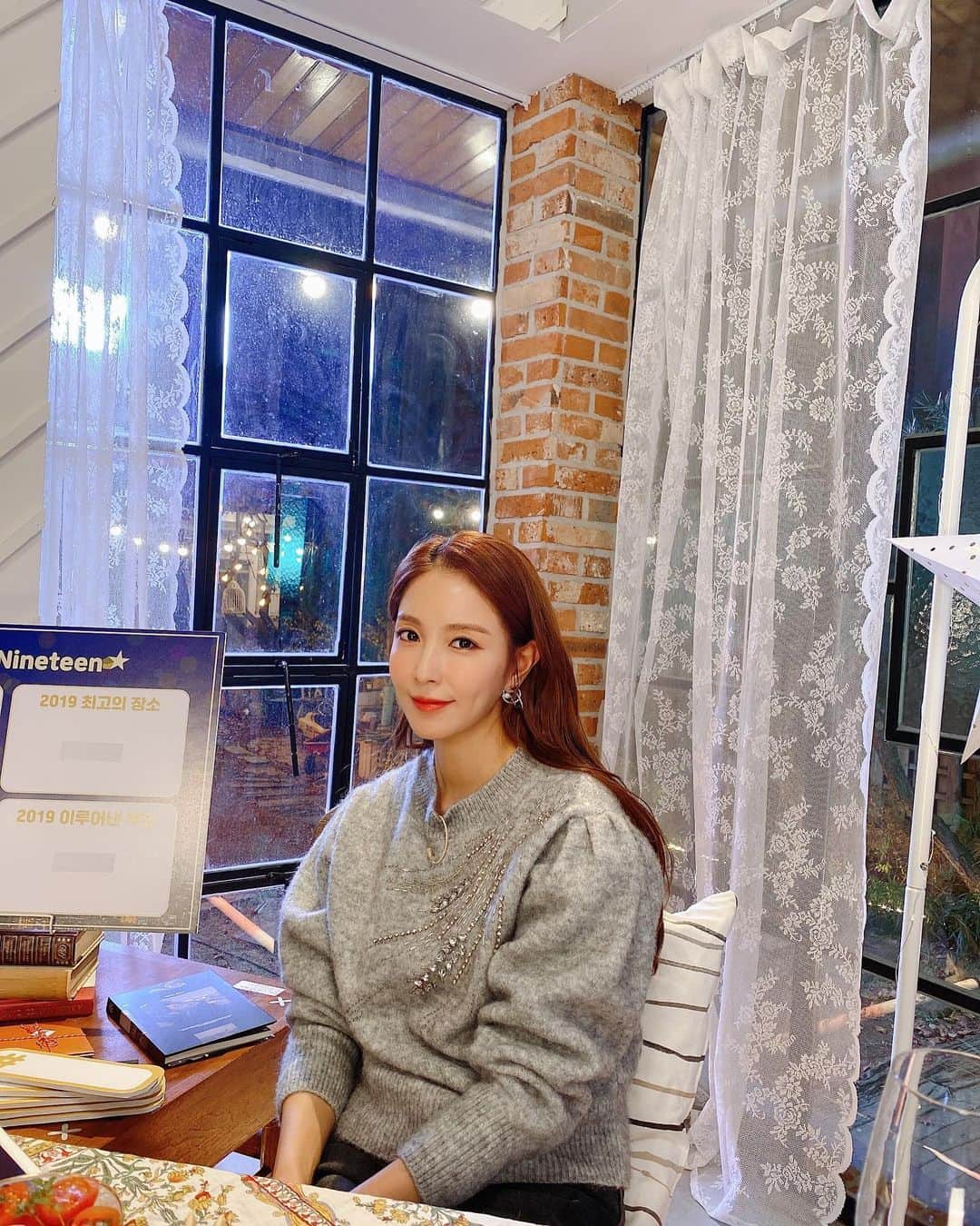 BoAのインスタグラム：「어제 V live 잼께 봤옹?? 혼자서 주절주절🤣」