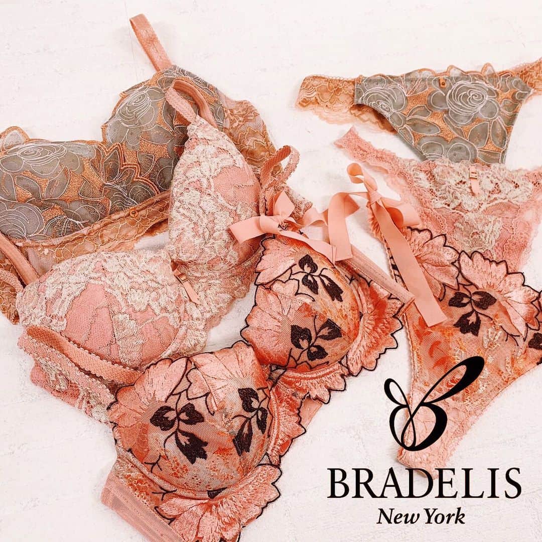 BradelisNewYork/ブラデリスニューヨークのインスタグラム：「. クリスマスは勿論、新しい年を迎える瞬間も lingerieにはこだわって♡﻿ ﻿ 上下でバラバラ…なんてうっかりも、 特別な日には避けたいもの。﻿ 肌に一番身近なlingerieこそ、 こだわりを持ってカラーをチョイス✨﻿ ﻿ BRADELIS New Yorkがオススメする﻿ 2020年のHAPPYカラーは“Orange”🧡 ﻿ 明るくポジティブな印象を与えてくれます。﻿ 温かみのあるカラーで、 肌をパッと明るく見せてくれる効果も!?﻿ ﻿ 上向きバストと、お気に入りカラーで HAPPYにすごしましょ♡﻿ ﻿ ・Maze(BRADELIS Gold Label)﻿ ・Frida(STEP１)﻿ ・Maylee(STEP2)﻿ ﻿. . . #bradelis#bradelisnewyork #orange#happycolors #luckycolor  #ブラデリス#ブラデリスニューヨーク #ラッキーカラー」