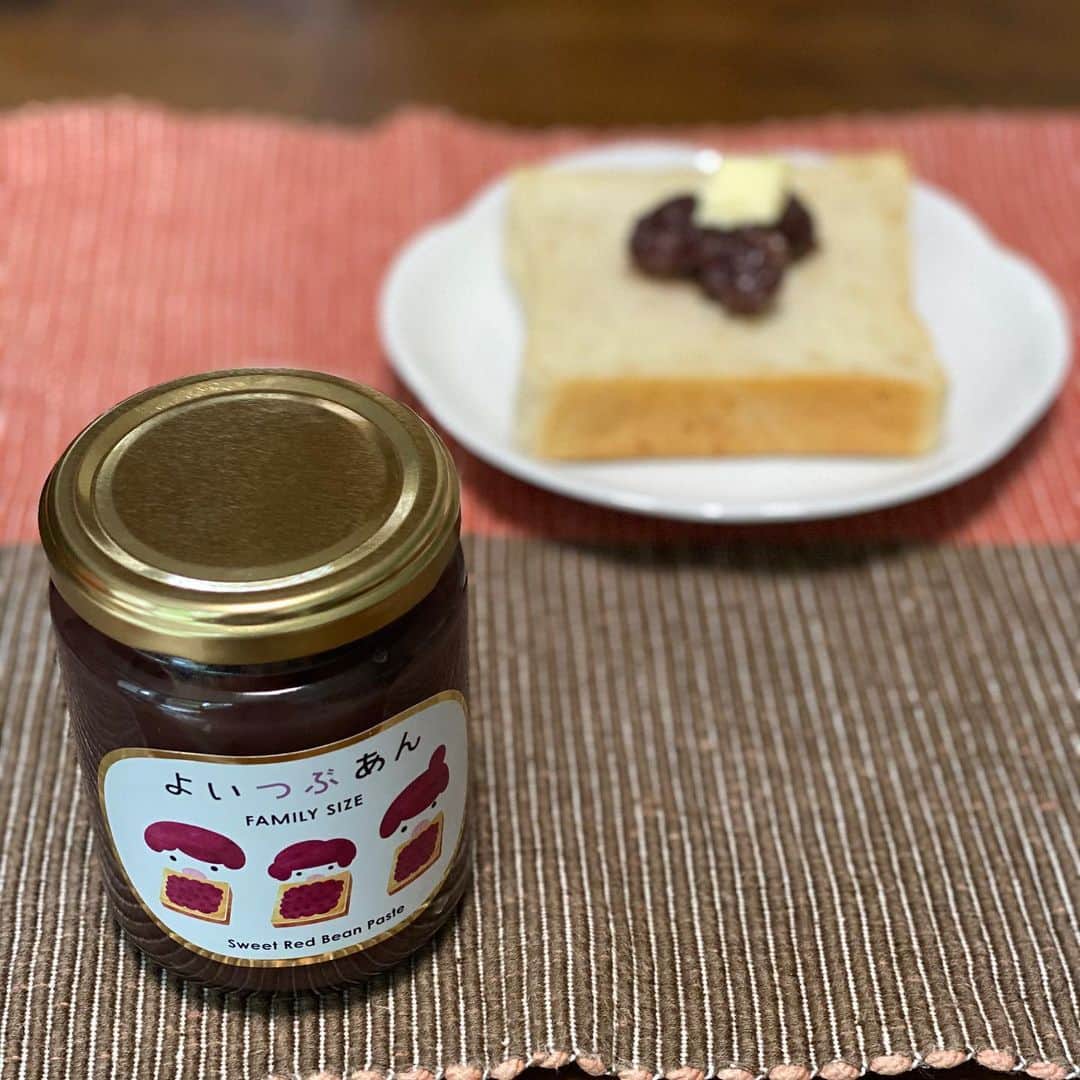 朋未のインスタグラム：「今回の名古屋土産は #よいことパン の食パンと 小倉トーストにできるあんこ  いろんな食パンをお土産にしてるけど、ママみんはここのが一番気に入ったらしい😊  #名古屋土産  #よい粉とパン #よいつぶあん  #小倉トースト  名古屋駅の名鉄百貨店あたりにあるので、ふらりと寄れちゃうのもいいなあ。お家にも買って帰ろうっと。」