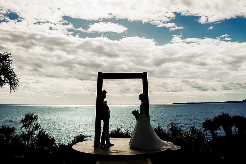 ARLUIS WEDDINGさんのインスタグラム写真 - (ARLUIS WEDDINGInstagram)「広い空と輝く海を背景にした 幻想的なシルエットフォトが素敵ですね♩ 自然に囲まれたリゾートウエディングは 一生の思い出になります＊ . . ▪️#アールイズウエディング ▪️Area：#沖縄 ▪️Chapel：#美らの教会 --------- . アールイズウエディングでは、 結婚式当日はもちろん、 おふたりのリゾートステイをご提案。 風までも、思い出になるリゾートウエディングを。 . . . #アールイズウエディング のハッシュタグをつけて、 ﻿ 投稿・発信してくださいね✈﻿ 公式IGでリグラムさせていただきます✨.﻿ >>> @arluiswedding −﻿﻿ #アールイズ花嫁 #映え婚 #フォトジェニック #インスタ映え −﻿﻿ #wedding #resortwedding #beachwedding #weddingphoto #ウェディングフォト #美らの教会 #沖縄挙式 #沖縄リゾートウェディング #沖縄ウェディング #ウェディングブーケ #挙式レポ −﻿﻿ #ロケーションフォト #リゾートウエディング #リゾートフォト #リゾート挙式 #リゾ婚 −﻿﻿ #ナチュラルウェディング #シルエットフォト #撮影指示書」12月12日 17時53分 - arluiswedding