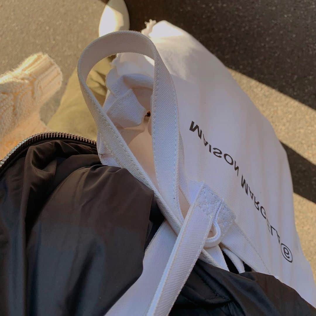 のインスタグラム：「_ @mm6maisonmargiela ❤︎ 白ブーツとの組み合わせかわいすぎる」