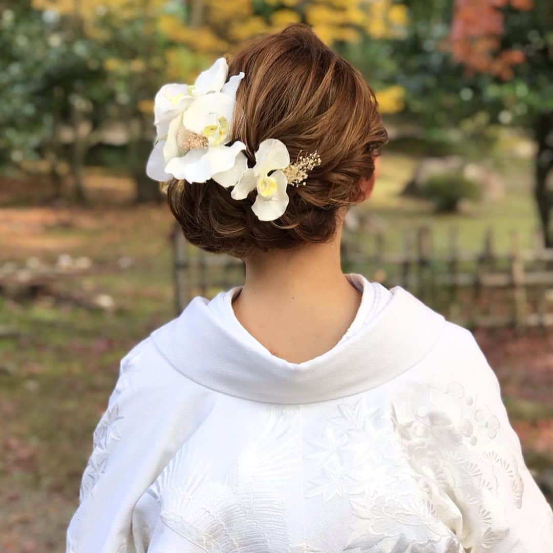 R Y K Vanilla Emuさんのインスタグラム写真 R Y K Vanilla Emuinstagram 白無垢洋髪スタイル お任せ ヘアのサイドアップに胡蝶蘭とかすみ草を沢山付けました まだ紅葉残っててよかった ヘアメイク ヘアアレンジ 結婚式 ヘア 令和婚 セットサロン ヘア