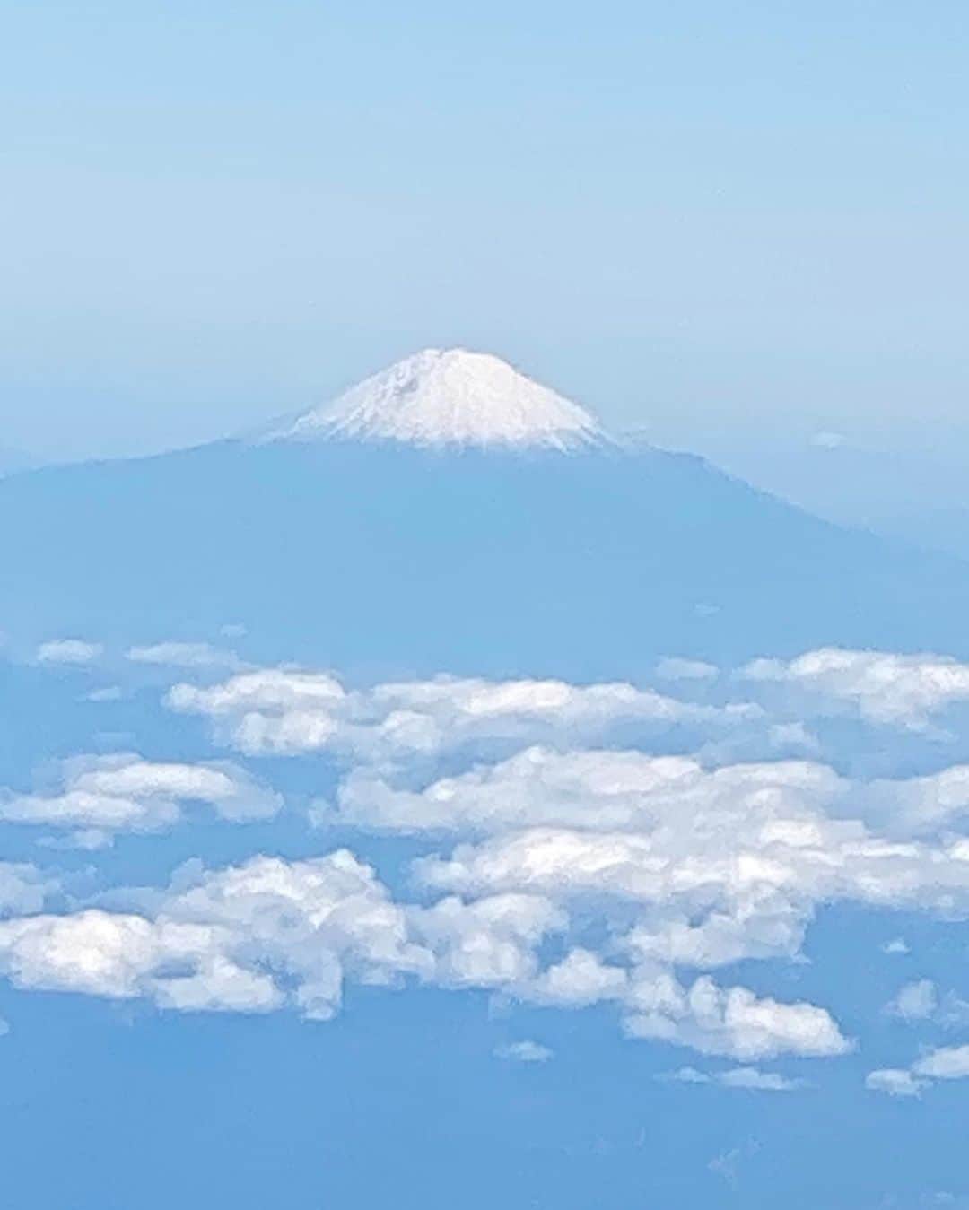山田佳子さんのインスタグラム写真 - (山田佳子Instagram)「雪化粧の富士山、美しい…🥰💕﻿ ﻿ #飛行機の中 #富士山﻿ #雪化粧﻿ #景色﻿ #美しい﻿ #mtfuji🗻」12月12日 17時58分 - yoshiko117