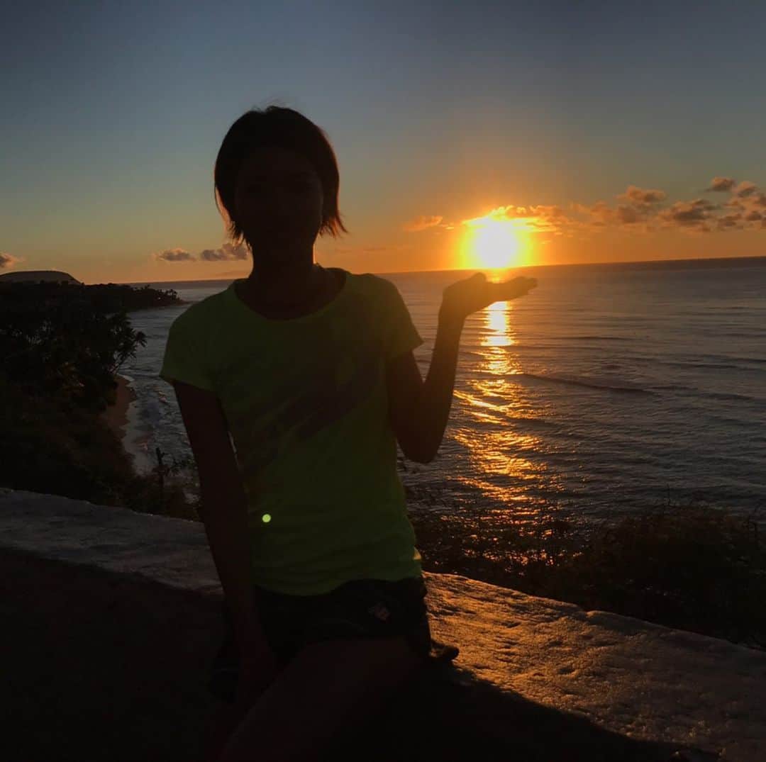 西谷綾子のインスタグラム：「✴︎ ホノルル最終日🌺 最後にやっぱりこの景色が見たくて🌅 日の出に間に合うように朝RUN🏃‍♀️🐾 ・ さて今週BaSRC♡ 12/13(金)19:10〜 http://basrc.spo-sta.com/ ・ 明日から私もっ！ 来年3月名古屋ウィメンズマラソン 3時間切りに向けて練習再開🏃‍♀️🐾 久々にお会いできること楽しみにしています🙌😊 ・ 他日🗓 12/20(金)・27(金) ・ 30(月)東京のマラソンコース試走会🗼 グループ①7:00/km  キャンセル待ちも募集中❣️ ・ グループ②5:30/km  お申込み募集中❣️ どなたでもご参加ok🙆✨」