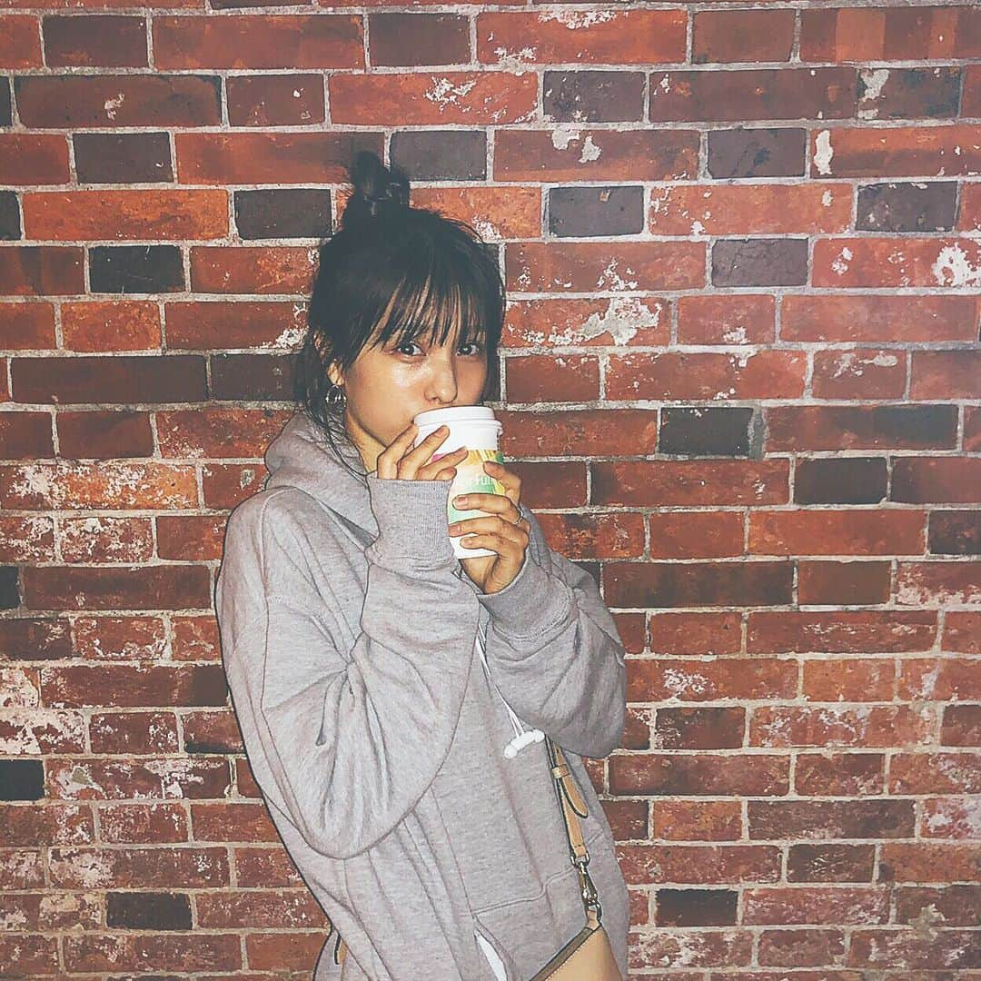 小嶋菜月さんのインスタグラム写真 - (小嶋菜月Instagram)「Starbucks☕️ . . この時期限定の ジンジャーブレッドラテが大好きなの🥺❤️ . . この時期しか飲めないから…最近は ジンジャーブレッドラテのホットしか飲んでない🐰❣️ . . #スターバックス #スタバ #期間限定 #冬 #ジンジャーブレッドラテ」12月12日 18時00分 - kojimanatsuki_offical