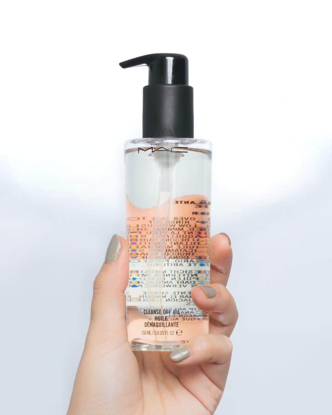 M∙A∙C Cosmetics Japanのインスタグラム：「ㅤ 2019年 M·A·Cアーティストが選ぶ マストハブ！ -番外編- ㅤ ❄️M·A·C クレンズ オフ オイル ㅤ 肌の潤いを保ちながらしっかりとメイクを落とすクレンジング オイル✨天然のラベンダーオイルとオレンジオイルを配合し、リラックスとリフレッシュ効果もプラス🌿 使い方はスワイプして2枚目をチェック👉 ㅤ ㅤ DESIGN: M·A·C ARTIST RINO KASAI @rino416⠀@macpro_tokyo PHOTO: @takaki_iwata ㅤ ㅤ ㅤ ㅤ ㅤ #MACCosmeticsJapan #MACコスメ #MACCosmetics #コスメ #メイク #クレンジング #クレンジングオイル #メイクオフ #メイク落とし #メイクオフ #保湿 #リフレッシュ #リラックス #スキンケア #オイルクレンジング #メイクマニア #スキンケアマニア #メイク動画 #メイク好き #メイクテク #oil #skincare #cleansingoil #makeup #cleansing #beauty」