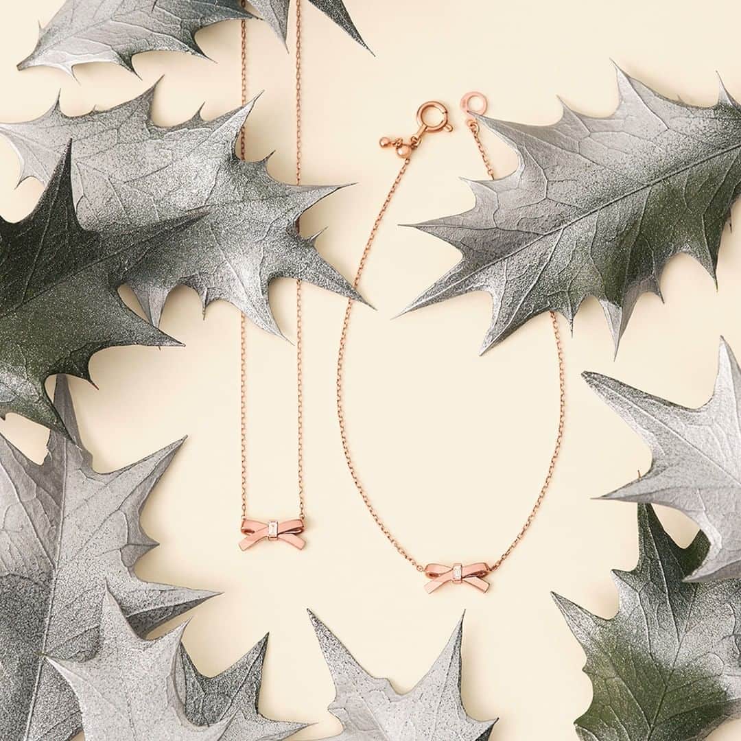 アーカーさんのインスタグラム写真 - (アーカーInstagram)「. 甘すぎないクールな印象のリボンをモチーフにしたピンクゴールドのプチリュバンローズシリーズ🎀 リボンの太さや幅、立体感にこだわり、大人の女性にも着けやすいデザインに仕上げました✨ . #AHKAH #jewelry #newcollection #2019holiday #fairytale #アーカー #ジュエリー #フェアリーテール #ホリデー #クリスマス #クリスマスプレゼント」12月12日 18時01分 - ahkah_official