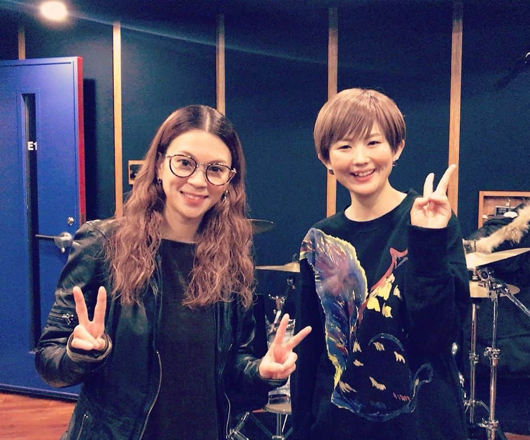 小柳ゆきのインスタグラム：「皆様、クリスマスな世の中ですが、いかがお過ごしでしょうか？🎄 . 明日、東京スカイツリー展望デッキフロア350にて19:30からLiveです‼️ 今回はお初のキーボードejiさんとご一緒です、素敵な予感にワクワクですよ🤩 . . お時間ある方は是非✨ 詳細はストーリーズのリンクからアレしてください！」