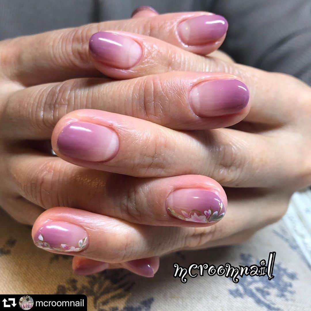 LEAFGEL PREMIUMさんのインスタグラム写真 - (LEAFGEL PREMIUMInstagram)「. @mcroomnail 様、 新色をお使いいただきありがとうございます😆💖💖 . #156 ダブニー・モーブ . 落ち着いたトーンのモーブカラーは、 この季節にぴったりなお洒落カラー💅 . ワンカラーだけでなく、 グラデーションもしやすいテクスチャーです‼️✨ . 素敵な投稿ありがとうございます☺️ . #repost @mcroomnail ・・・ @leafgel_premium さんの新色、#156 番  リーフさんのジェルはサラッとしてるけど発色よく、グラデーションにも最適です✨  本日もありがとうございました😊✨ #ネイル #ネイルアート #相模原ネイルサロン  #町田ネイルサロン  #mcroomnail #エムシールームネイル #ヘアリゾートクランプ  #美甲 #네일 #手描きアート #個性派ネイル #フィルイン #ファッション  #アート  #nail #nailart #handpainted #art #ニュアンスネイル #大人ネイル #おしゃれネイル #ネイルデザイン #ネイルサロン #グラデーション #フラワーネイル . . #リーフジェルプレミアム #リーフジェル #leafgelpremium」12月12日 18時02分 - leafgel_premium