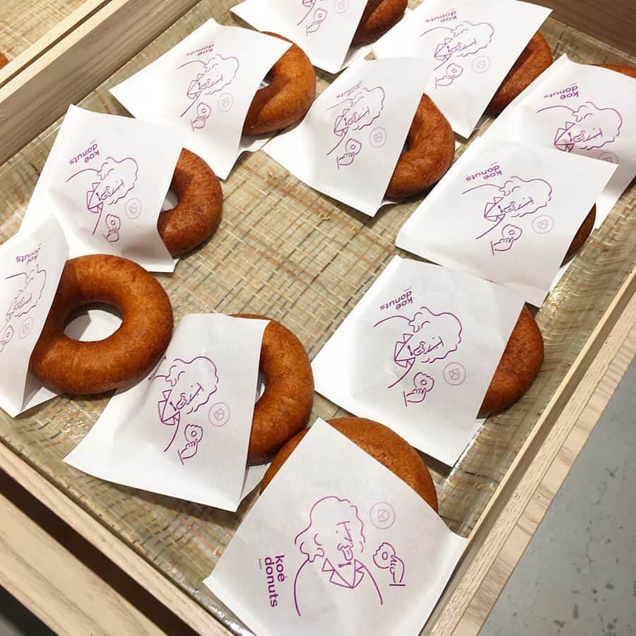 LeTRONC ルトロンさんのインスタグラム写真 - (LeTRONC ルトロンInstagram)「【 koe donuts / 京都・河原町】﻿ .﻿ 京都・河原町駅から徒歩1分にある体験型のドーナツファクトリー「koe donuts（コエドーナツ）」🏡﻿ オーガニック・天然由来・地産地消をキーワードに、身体にも環境にも配慮した素材を使用したエシカルなドーナツを楽しめます🍩﻿ オシャレな内装は新国立競技場をデザインした建築家・隈研吾氏によるもので、どこを撮ってもフォトジェニック📷✨﻿ ﻿ イートイン限定の「ドーナツメルト ストロベリー」はお店の看板メニュー🍓﻿ 出来立てのドーナツをナイフとフォークで味わうスタイルで、とろけるような新食感のドーナツにいちごのフレッシュな甘さと和三盆の優しい甘みが口いっぱいに広がります🍴﻿ ﻿ ぜひ味わいに行ってみてくださいね😋﻿ .﻿ 📍京都府京都市中京区河原町四条上ル中之町557 京都松竹阪井座ビル 1F﻿ .﻿ 📷写真・情報提供：@z_wa28さん﻿ 素敵な投稿をありがとうございます✨﻿ .﻿ \ 一緒にルトロンInstagramを盛り上げませんか？🙋‍♀️ /﻿ #ルトロン で素敵なおでかけ体験をシェアしてくれる方を大募集しています♪投稿内容は、Instagramで紹介させていただきます☺️﻿ .﻿ ルトロンのアプリはAppStore、GooglePlay「ルトロン」で検索！﻿ .﻿ #letronc #japanese_food #kyotocafe #koedonuts #コエドーナツ #ドーナツメルト #ドーナツ #donuts #sweets #苺 #いちご #イチゴ #いちごスイーツ #スイーツ #スイーツ部 #スイーツ巡り #スイーツ好きな人と繋がりたい #インスタ映えスイーツ #京都カフェ #河原町カフェ #カフェ #カフェ部 #カフェ巡り #カフェ好き #関西カフェグラム #オーガニックカフェ #京都グルメ #河原町グルメ #카페스타그램」12月12日 18時02分 - letronc.m