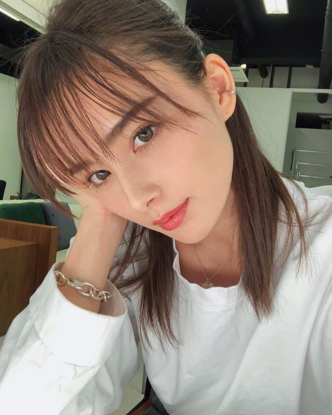 くるみさんのインスタグラム写真 - (くるみInstagram)「今日はシーレニのウェーブアンバーをつけている😊 グリーンっぽいけど自然でちょっとクールな感じになるのでお気に入りでっす🐋 #Syreni #シーレニ #ウェーブアンバー　 #UniBeauty #ユニビューティ #カラコン」12月12日 18時03分 - kurumikahn