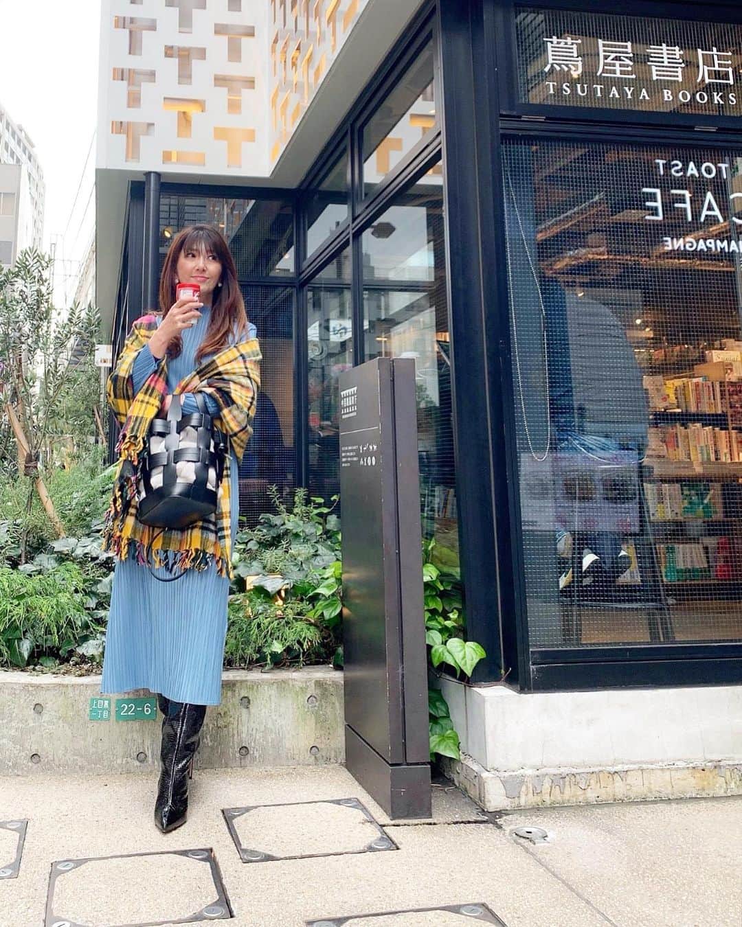 のインスタグラム：「💓💓💓 . 中目黒駅前の蔦屋書店で  キャンベルスープオンザゴーの ブースが出店してるの✨✨ . キャンベルスープといえば 缶でお馴染みだけど 新スタイルスープの蓋付き容器は レンジで温めるだけの簡単調理✨✨ 持ちやすいデザインでどこでも 気軽に手軽に楽しめるから 凄く便利なんだ🥰 . 小さい飲み口でこぼれにくい上に ホコリが入りづらく衛生的で 保温効果が持続✨ . トマトの酸味と甘みが程よく マッチして濃厚でコクのある クリーミートマト味🍅 チキンストックベースで 可愛い星型パスタ入りの チキン＆スター味🐓⭐️ . どちらも300ｇ強と満足する量で バタバタな朝やランチやミーティングや 休憩時間なんかにもお勧め👍💕 . . 中目黒は大好きな街で 頻繁に行くけど 洗練されたモダンな雰囲気の蔦屋書店は オシャレで落ち着くから ついつい寄っちゃう穴場なの😉💗✌️🏻 . . . . . . #スープオンザゴー #蔦屋 #supported #キャンベルスープ#蔦屋書店#中目黒#中目黒蔦屋書店」