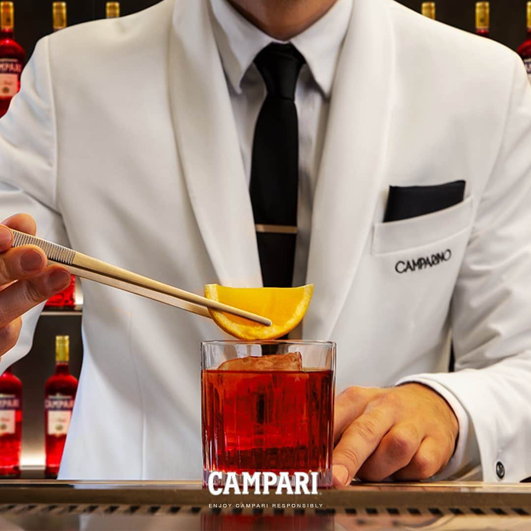 Campari Japanさんのインスタグラム写真 - (Campari JapanInstagram)「１世紀以上の間、ミラノの「カンパリーノ」は、伝説のバールとしてクリエイティブな世界の中心でした。今年「カンパリーノ」は洗練された新しい空間をオープンしました。カンパリのクリエイティブな世界をお楽しみ下さい。⁠⠀ ⁠⠀ #CAMPARI #アペリティーボ #カンパリレッド #Negroni #ネグローニ #N100 #イタリア #カクテル #cocktail #mixology #ミクソロジー #ミラノ #drinks #食前酒 #カンパリ #リキュール #お酒好きな人と繋がりたい #バーテンダー #bar #カンパリーノ #camparino #デザイン #クリエーション  #アート @camparinoingalleria」12月12日 18時03分 - camparijapan