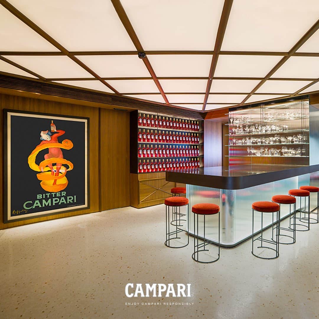 Campari Japanさんのインスタグラム写真 - (Campari JapanInstagram)「１世紀以上の間、ミラノの「カンパリーノ」は、伝説のバールとしてクリエイティブな世界の中心でした。今年「カンパリーノ」は洗練された新しい空間をオープンしました。カンパリのクリエイティブな世界をお楽しみ下さい。⁠⠀ ⁠⠀ #CAMPARI #アペリティーボ #カンパリレッド #Negroni #ネグローニ #N100 #イタリア #カクテル #cocktail #mixology #ミクソロジー #ミラノ #drinks #食前酒 #カンパリ #リキュール #お酒好きな人と繋がりたい #バーテンダー #bar #カンパリーノ #camparino #デザイン #クリエーション  #アート @camparinoingalleria」12月12日 18時03分 - camparijapan