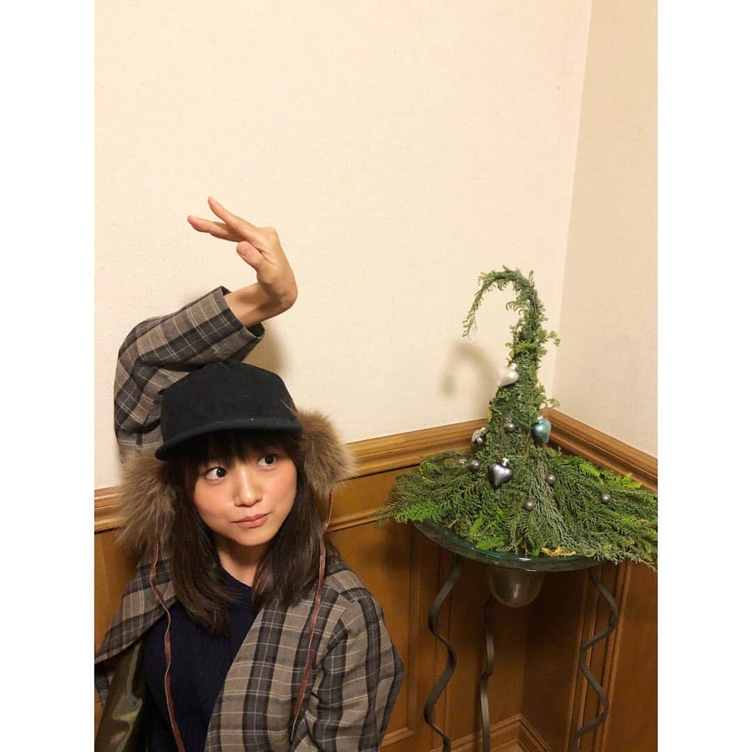 真下玲奈さんのインスタグラム写真 - (真下玲奈Instagram)「クリスマスツリーチャレンジ🎄11 . . おばさんのおうちの玄関にて😏 手作りツリー🌲🌲🌲 . .  #クリスマスツリー #ツリーチャレンジ#もうすぐクリスマス#クリスマス #xmastree #merrychristmas #チョコプラ松尾 #チョコプラ#チャレンジ中#真下玲奈 #チャンピョン#drmartens #もうすぐクリスマス#ロシアぽい帽子 #ロシアには行きません #xmas #merrychristmaschallenge100 #mcc100」12月12日 18時08分 - r.mashitaaa.221