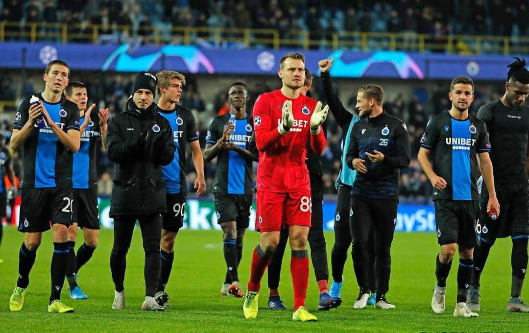 シモン・ミニョレさんのインスタグラム写真 - (シモン・ミニョレInstagram)「We deserve to stay in Europe! Thanks @championsleague hello @europaleague 👋🏻💪🏻💙🖤🇪🇺 #WeAreBruges #BluvnGoan #NoSweatNoGlory」12月12日 18時06分 - 22mignolet22