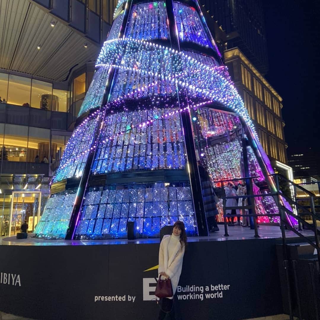 のインスタグラム：「どーも、ようこです❤️﻿ ﻿ ﻿ ﻿ クリスマスまであと少し🎄﻿ キラキライルミネーションに心もキラキラ✴️﻿ 暖かい１日で良かった。﻿ ﻿ ﻿ さぁーて仕事が忙しくててんてこまいな週末がやってくる‼️﻿ しっかり食べて無理せず頑張るぞ☺️﻿ ﻿ ﻿ 素敵な週末をお過ごしください❤️﻿ ﻿ ﻿ ﻿ ﻿ #クリスマス#🎄#japan#gjnza#hibiya#週末#friday#winter#冬#アラフォー#アラフォークリスマス#キラキラしたい#instagram#fight﻿」