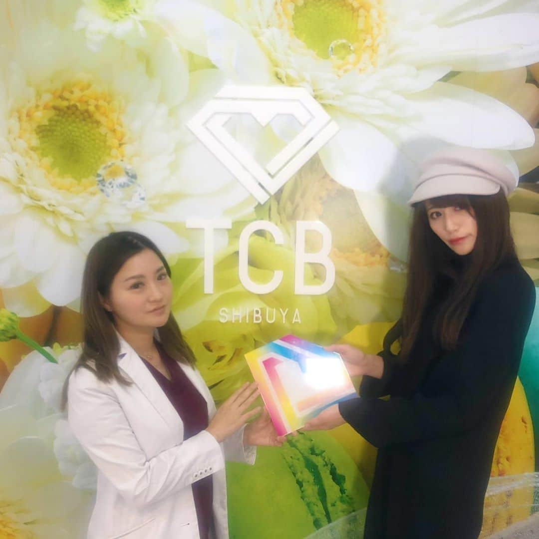 西上まなみのインスタグラム：「﻿ ﻿ ﻿ 以前からお世話になっている﻿ #富田先生 ( @tcbtomita )👩🏻‍⚕️が﻿ #東京中央美容外科渋谷院 🏥の院長になられたので﻿ OPENしたばかり🎉の @tcbshibuya 💐に﻿ ずっと気になってた#ピコレーザー を﻿ 受けに行ってきました✍🏻\❤︎/﻿ ﻿ ﻿ もうね、とにかく可愛い。﻿ 控えめに言って、可愛すぎる。﻿ そんな空間...🧸💭💕﻿ (写真撮らずにはいられないよ、これは。)﻿ ﻿ ﻿ しっかり#カウンセリング してもらって﻿ いつもいろいろと質問しまくってるのに﻿ ほんと親身に応えてくださる😢💓﻿ だから初めての #ピコレーザー やったけど﻿ 安心して受けることができました🕊･:*﻿ ﻿ ﻿ ﻿ 先月11月に28歳の#誕生日 🎂を迎え﻿ 改めて#肌ケア 💆🏻‍♀️を頑張ろうと決めて、﻿ 早速#ニキビケア にチャレンジ👊🏻♥️﻿ 効果があるといいなぁ〜🦄🌈﻿ ﻿ ﻿ ﻿ またいろいろUPするねっ🦋﻿ ﻿ ﻿ ﻿ #TCB東京中央美容外科 #東京中央美容外科﻿ #美容整形ならTCB東京中央美容外科 #美容外科﻿ #渋谷 #富田莉沙子 #小顔先生 #小顔制作部﻿ #kogao #PR﻿ ﻿ #スウィートインスタ #スウィートインスタガールズ #model #photooftheday #instagood #instafollow #followme #love #tagsforlikes #happy」