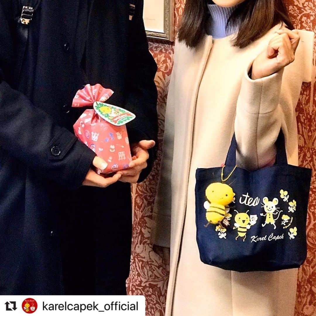 LOHACO（ロハコ）さんのインスタグラム写真 - (LOHACO（ロハコ）Instagram)「#Repost @karelcapek_official with @make_repost ・・・ 【LOHACO限定❣️】 オリジナルトート&バジーちゃんのマスコット付きセットが好評です💕 ちょっとオシャレしてデートしたい時にも😍 かわいさ抜群！！✨ 数量限定ですので、皆様お早めに！！ こちらから！ →https://lohaco.jp/event/karelcapek/?sc_e=zm_psnm_akp_btw_ckpp_dps_karelcapek  #カレルチャペック#紅茶#紅茶店#karelcapek#tea #吉祥寺#ロハコ#LOHACO#コラボ#オリジナル #トート#マスコット#お出かけ#かわいい#デート ・ 通販＆直営店へのアクセスは @karelcapek_official から！」12月12日 18時13分 - lohaco.jp