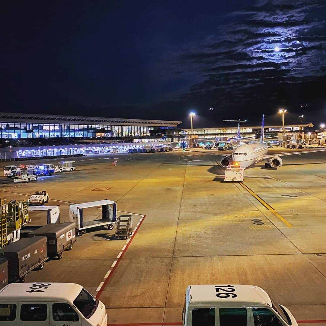Taku Takahashiのインスタグラム：「成田空港 アクセスは悪いんだけど、羽田空港よりこっちの方が好き。特に第一ターミナルはちっちゃい頃から行ってるから愛着があるのと、建物の形や夜のライティングとかが好き。羽田よりもドタバタしてないしリラックスした気持ちで飛行機に乗れる。  お約束のパターンは、早めにチェックイン。そのあとマッサージを受けて出国手続き。んでお約束のお寿司。ちょこっとだけラウンジ行って無料のビール🍺で搭乗。そのあとは飛行機で爆睡して、ロサンゼルスに到着。  Honestly speaking I love Narita airport more than Haneda.  Despite the fact the access from Tokyo is kinda bad,  I love the retro environment here.  I also like the fact that this place is less crowded than Haneda.  I eat sushi go to lounge and get free beer and I’m ready to take off😎  #wishmeasafeflight」