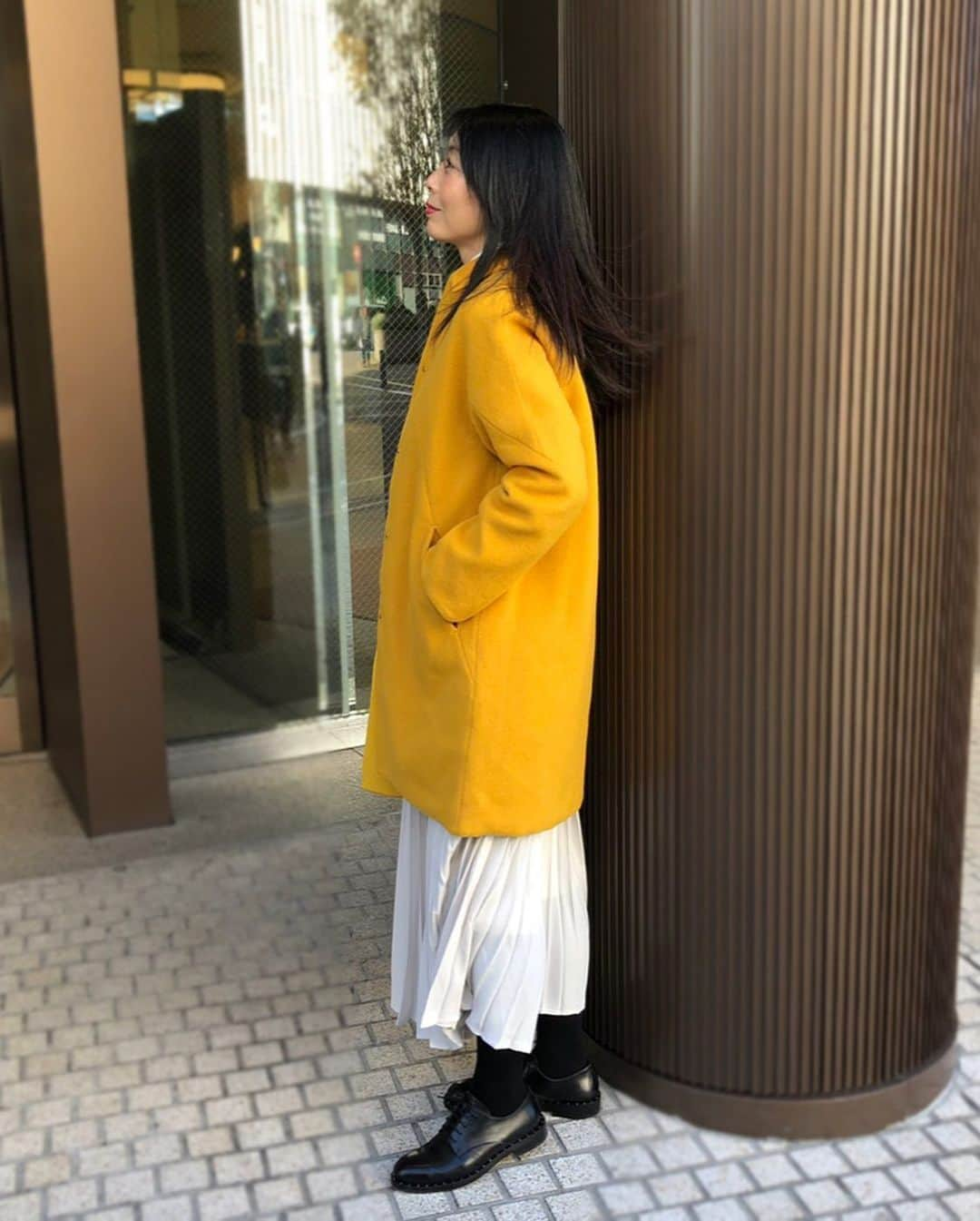 doclasse_styleさんのインスタグラム写真 - (doclasse_styleInstagram)「【Staff Snap】 model：日比谷シャンテ店 160㎝ . 今季イチオシの#マジカルサーモコート  マスタードカラーは顔うつりがパッと華やかに若々しい印象🌸 STORY 1月号でもご紹介いただきました！！ ロンスカでもパンツでもいろいろな着こなしが楽しめます♪ . ―――――――――――――――― #コート . ¥17,900+税 品番：18819 . #ニット ¥3,990+税 品番：18684 . #スカート ¥8,990+税 品番：18527 ―――――――――――――――― . #DoCLASSE #doclassestyle #coordinate#fashion#ドゥクラッセ#大人カジュアル#アラフォーコーデ#アラフィフコーデ#ファッション#プチプラコーデ#大人女子コーデ#着回し#きれいめコーデ」12月12日 18時18分 - doclasse_style