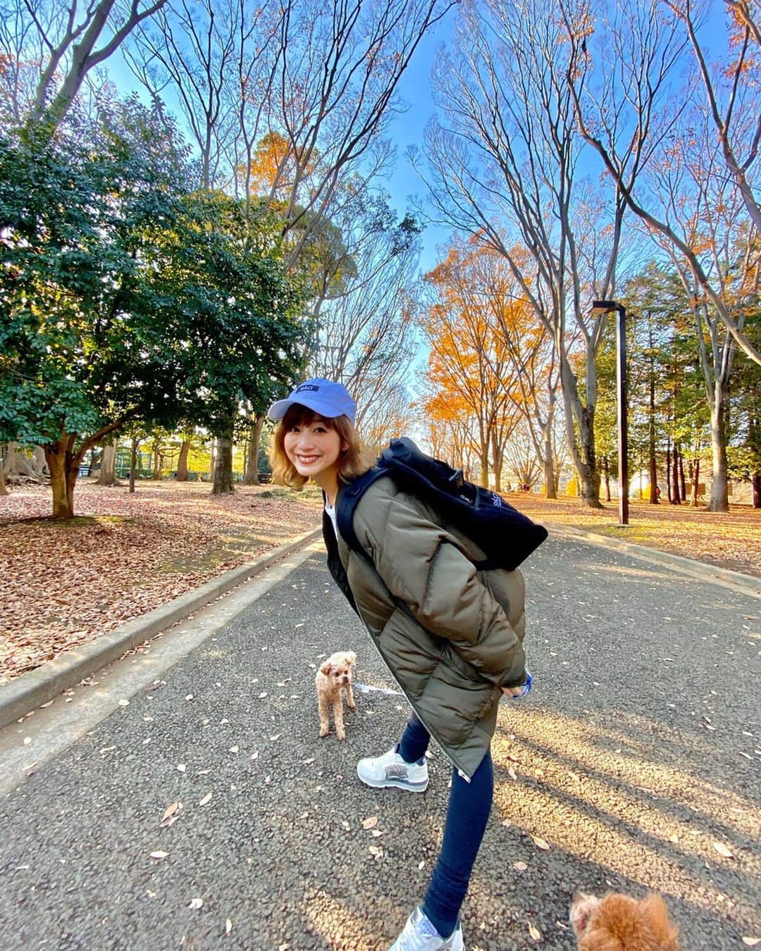 のインスタグラム：「・ おさんぽコーデ🐶🍂 運動不足にならないよう 適度にウォーキングも毎日してます🐷❣️ LA発のヨガブランドが可愛くて🥺😊 今着られないから🤰🏼 バッグとキャップで取り入れたよ🧢💛 #coordinate  bag,cap#ekalosangelesjapan @ekalosangelesjapan  outer#valmuer @valmuer_official  leggings#angeliebe @angeliebe_official  shoes#atlanticstars  @atlanticstars_japan  #sサイズコーデ  #153cmコーデ #おちびコーデ #おちびの輪 #妊婦コーデ #マタニティコーデ #妊娠9ヶ月 #マタニティライフ #ぷんにーらいふ #おさんぽ コーデ」