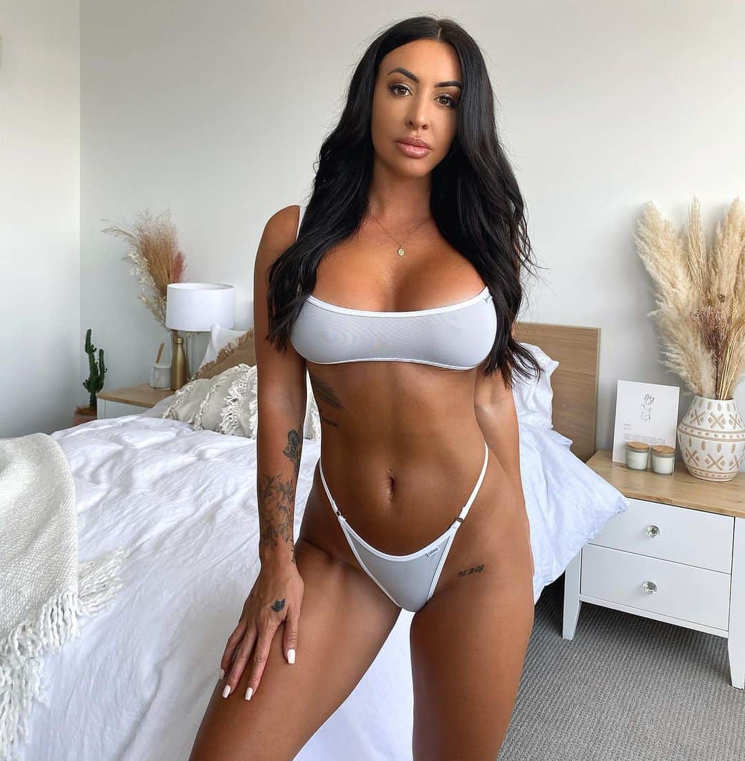 Steph Paccaさんのインスタグラム写真 - (Steph PaccaInstagram)「Resting bitch face, but I swear I haven’t been this happy in a while 😇Learn to accept the good with the bad and the failures with the success & eventually the right things will come together! Working on your mindset can be harder than your physical - it’s a fucking roller coaster but you gotta find a seat and keep your feet grounded 🙏🏽」12月12日 18時27分 - steph_paccaa