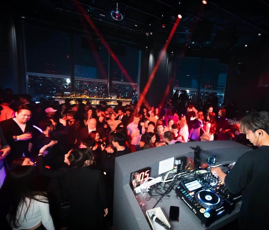 湯川正人のインスタグラム：「5年間XEXで続けてきたイベント  GENTLEMAN&LADIESが﻿ 今週土曜日、先週渋谷にオープンした @celavitokyo にて行われます🔥 ﻿ House musicをベースにLow beatを加え、海外のラウンジパーティーのような空間を提供致します🔥🔥🔥🧘‍♂️﻿ みんなきてね！！ ﻿ ﻿ シンガポールのマリーナベイ・サンズを皮切りに世界中の主要都市へと展開を広げる総合エンターテインメントベニュー「CÉ LA VI」にてクラブラウンジパーティー ”GENTLEMAN & LADIES”を開催！﻿ XEX GROUPで5年に渡り磨き込み、今なお進化を続ける大人の社交場に乞うご期待！！ ﻿ ■VENUE﻿ CÉ LA VI Tokyo ﻿ ■DATE﻿ 2019.12.14 SAT ﻿ ■OPEN﻿ 22:30〜LATE ﻿ ■ENTRANCE﻿ Door：3,000yen﻿ Discount：M 2,000yen , L 1,000yen﻿ ■DRESS CODE﻿ smart casual / semi formal ﻿ ■RESIDENT DJ﻿ MASANORI MORITA (STUDIO APARTMENT)﻿ MASATO YUKAWA ﻿ ■DJ﻿ Namy﻿ MANABU IWAMURA ﻿ NAO﻿ OTAKE ﻿ ■FB PAGE﻿ https://www.facebook.com/gentlemanladies/ ■Instagram﻿ #GLXEX﻿ https://instagram.com/gentleman_and_ladies/ ■Photo ID is required to enter the Club Lounge. ■SPONSORSHIP﻿ IQOS / MOET & CHANDON / Asahi Super Dry ■INFO﻿ CÉ LA VI Tokyo﻿ 東京都渋谷区道玄坂１丁目２−3 フクラス渋谷(東急プラザ) 17・18階 #skullcandy #celavitokyo」