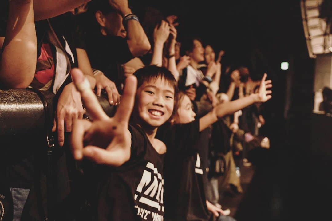 雅-MIYAVI-さんのインスタグラム写真 - (雅-MIYAVI-Instagram)「Sometimes, kids rock more than us 孩子们最摇滚啊‼️‼️😁✌🏻#NoSleepTillTokyo 📸: @mikeyboiiiiii」12月12日 18時32分 - miyavi_ishihara