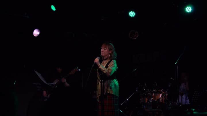 のインスタグラム：「11/29クラップスワンマンライブから MISIAカバー曲「逢いたくていま」 . トップURLから飛べます‼️ @mihomihooo . . 活動をはじめてからの9年間。 もっともっと歌が上手くなりたくて、 どうしたら今の限界を超えることができるのか 試行錯誤を繰り返した毎日でした。 . いろんなボイストレーナーの方に習いにいったり、自分でネットで調べたり、 わざわざNYまで行ってボイトレの勉強しにいったり。 . そんな中で少しずつ、キーの高い曲を歌えるようになるのが私にとっての楽しみのひとつとなり。 . ついに今年！9年前から歌えずにいた、私が昔から大尊敬しているMISIAさんの楽曲「逢いたくていま」を歌えるようになり！！！😭 9年間の成果を発表する場としてお届けしました！ 本家MISIAさんにはまだまだ全然！足元にも及ばずだけど、ひとまずここまでの声帯の成長に感謝を込めて笑笑 . #MISIA  #逢いたくていま  #カバー曲  #浅井未歩  #札幌  #クラップスホール  #ワンマン」