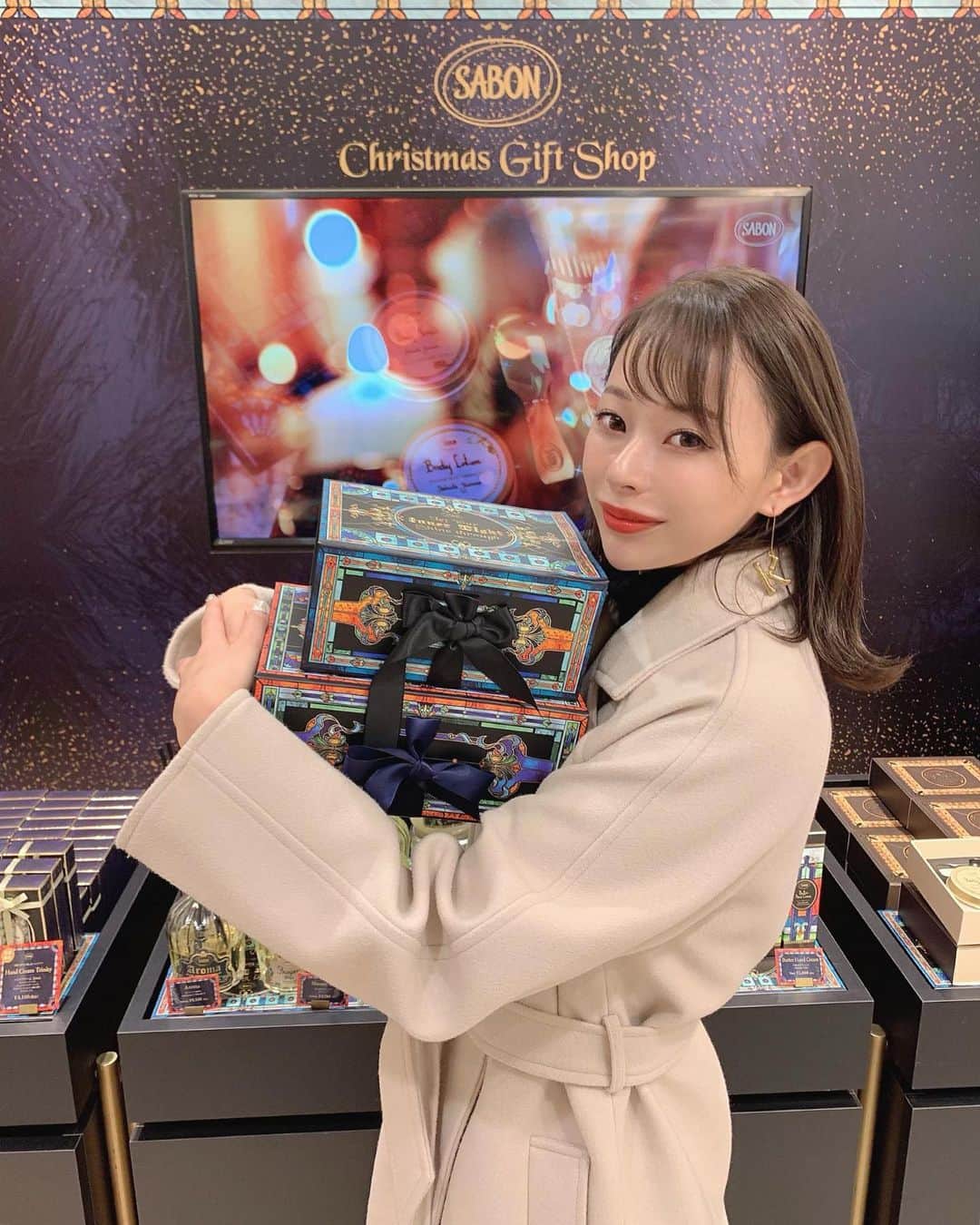 のインスタグラム：「ㅤㅤㅤ  ㅤㅤㅤ  SABONが阪急梅田の2階に 期間限定ショップをしてるから 早速行ってきたよ〜っ🥰  今回はステンドガラスを イメージしたパッケージに なっていてクリスマスのギフトに ぴったりのかわいいアイテムばかり💓 かれんはとってもお上品な匂いの ハンドクリームをゲットしたよ🎶  小さいボディスクラブのセットや バスボールなど女子が貰ったら 嬉しいアイテムばかり😍💘 ㅤㅤㅤ  ぜひ14日の土曜日までやから 見に行ってみてね〜〜❤️ ㅤㅤㅤ  #SABON #サボン #クリスマスギフト #クリスマスプレゼント #クリスマス #ハンドクリーム #バスボール #阪急梅田」